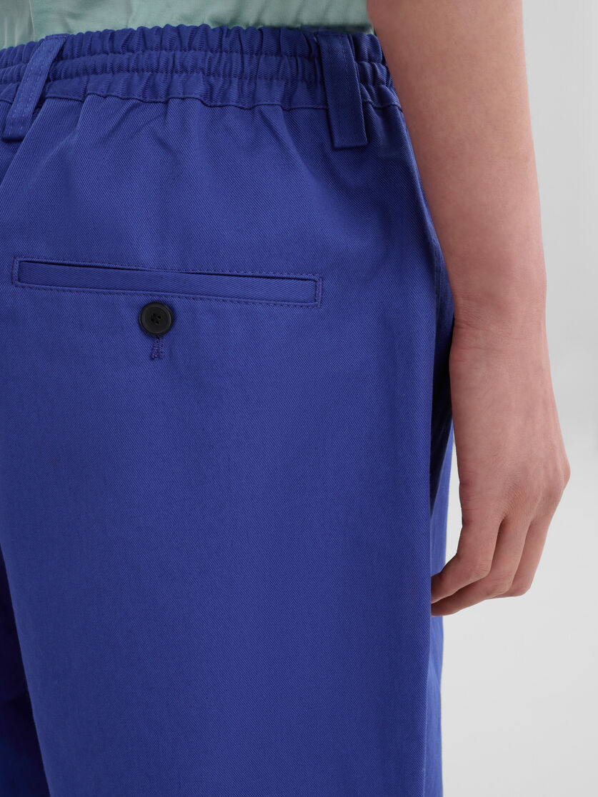 Pantaloni in gabardine biologico blu con coulisse in vita - Pantaloni - Image 4