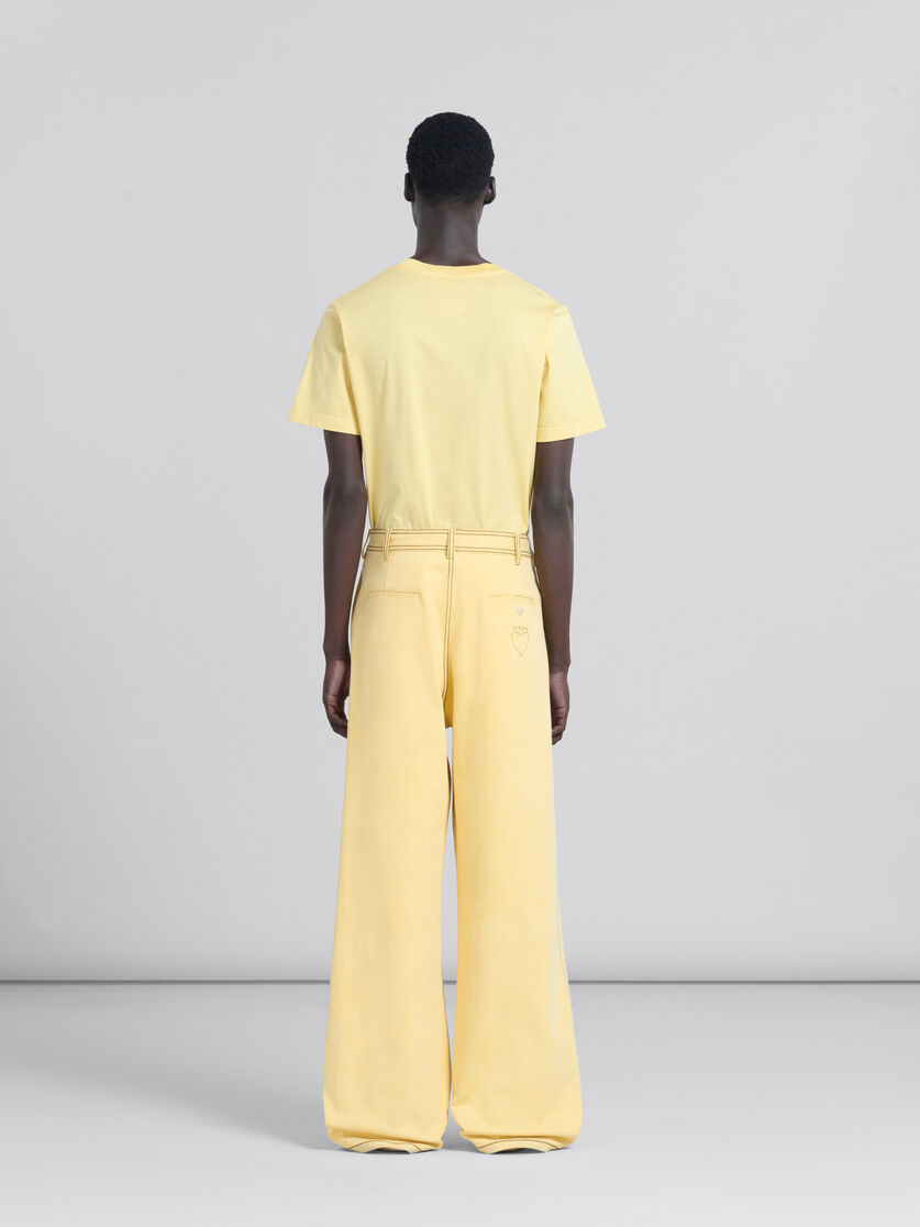 Pantaloni in denim biologico giallo con cuciture a contrasto - Pantaloni - Image 3