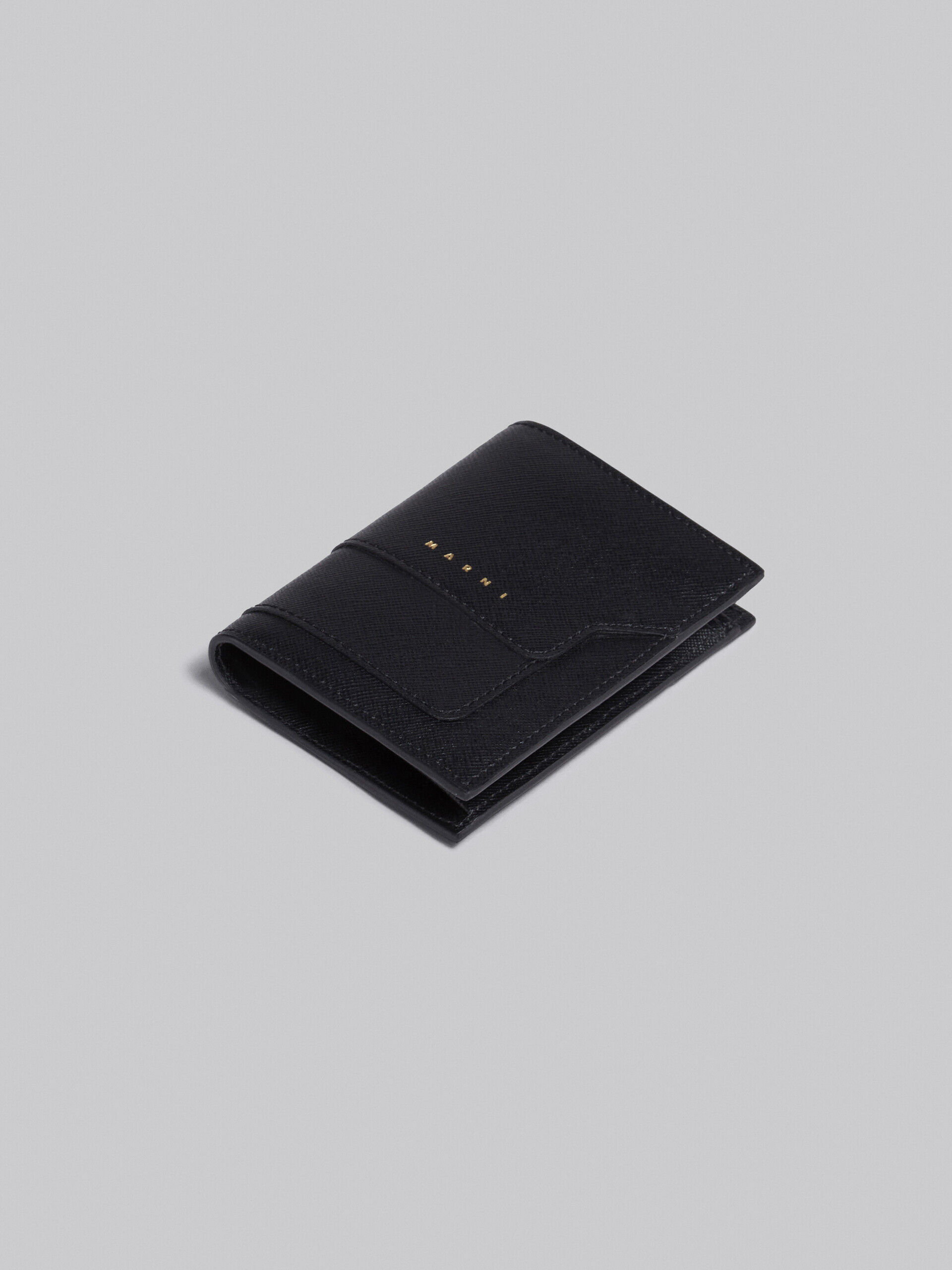 20,900円ブラック サフィアーノカーフレザー製 二つ折り財布