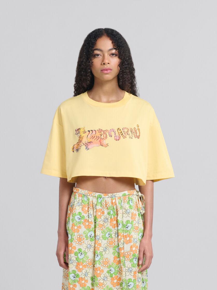 T-shirt crop in cotone biologico giallo con stampa - T-shirt - Image 2