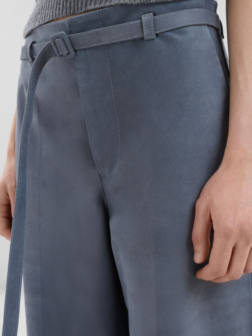 Pantaloni in pelle scamosciata grigia con cintura - Pantaloni - Image 4