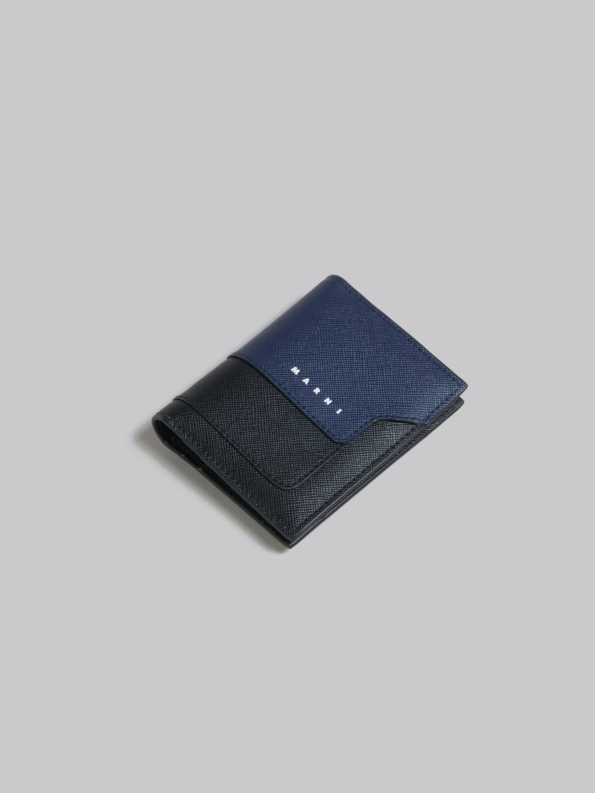 ブラック、ブルー サフィアーノレザー製 二つ折りカードケース | Marni