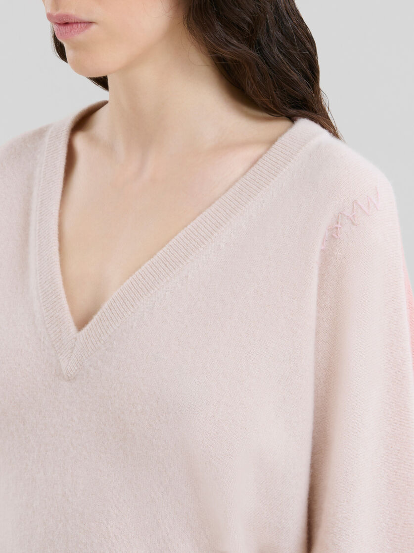 Maglia a V in lana e cashmere rosa pesca color block - Pullover - Image 4