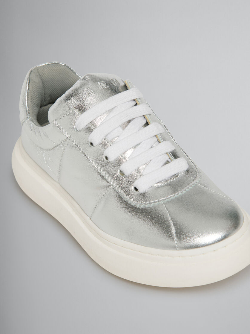 Sneaker imbottita in pelle argentata - Sneakers - Image 4