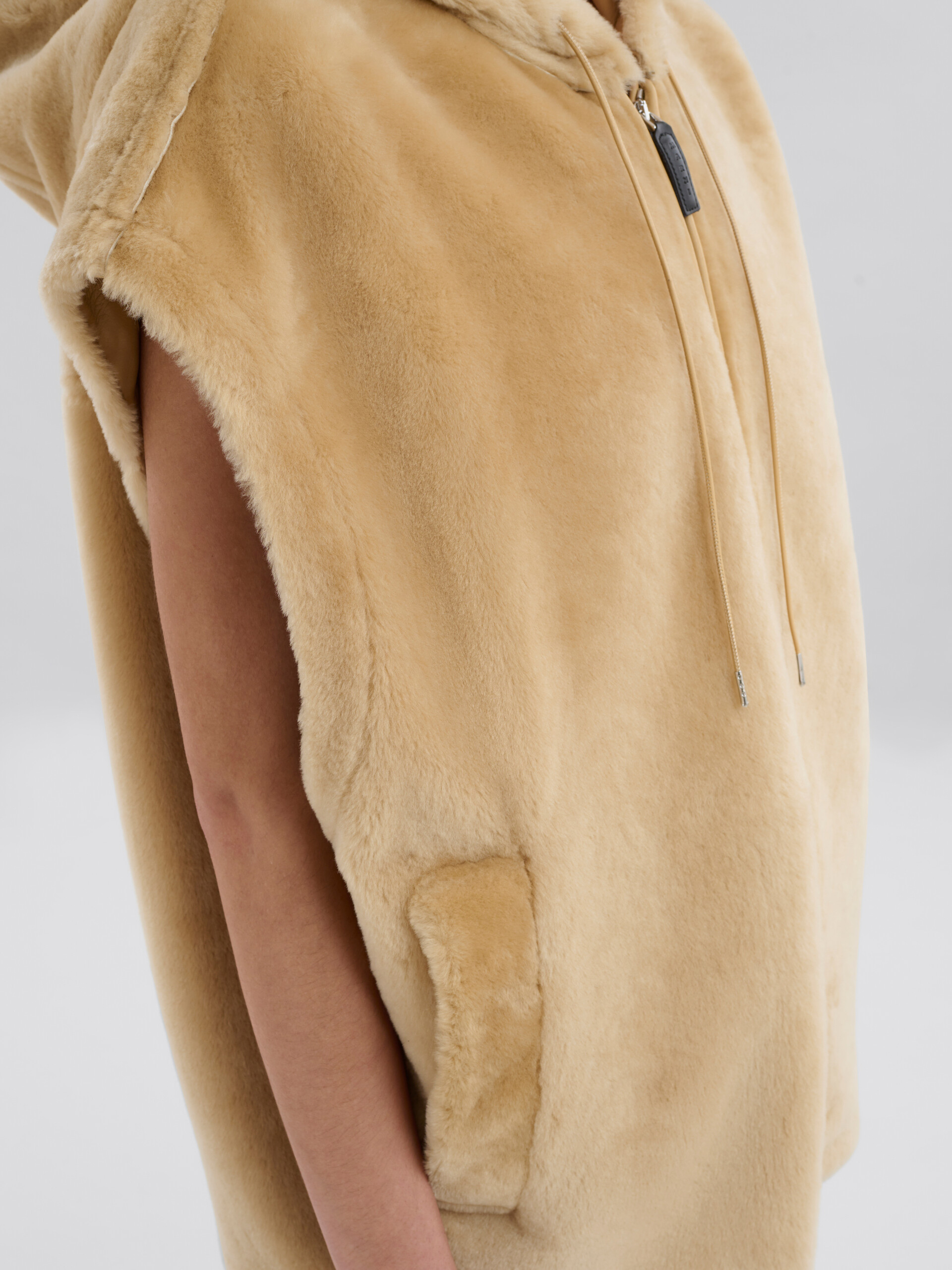 Gilet con cappuccio in shearling rasato marrone - Gilet - Image 5