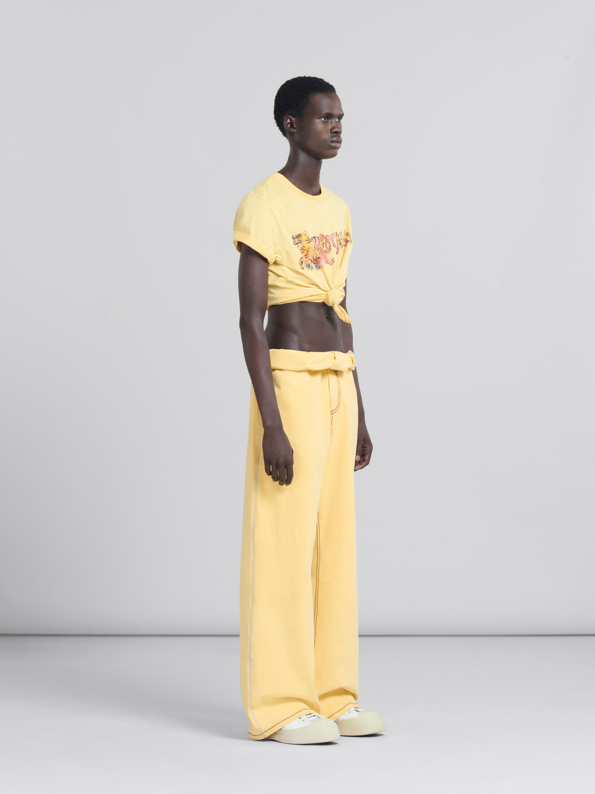 Pantaloni in denim biologico giallo con cuciture a contrasto - Pantaloni - Image 5