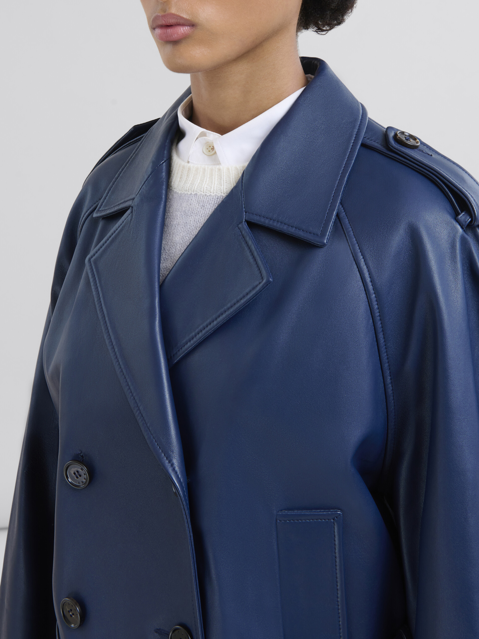 Trench corto in nappa blu - Giacche - Image 4