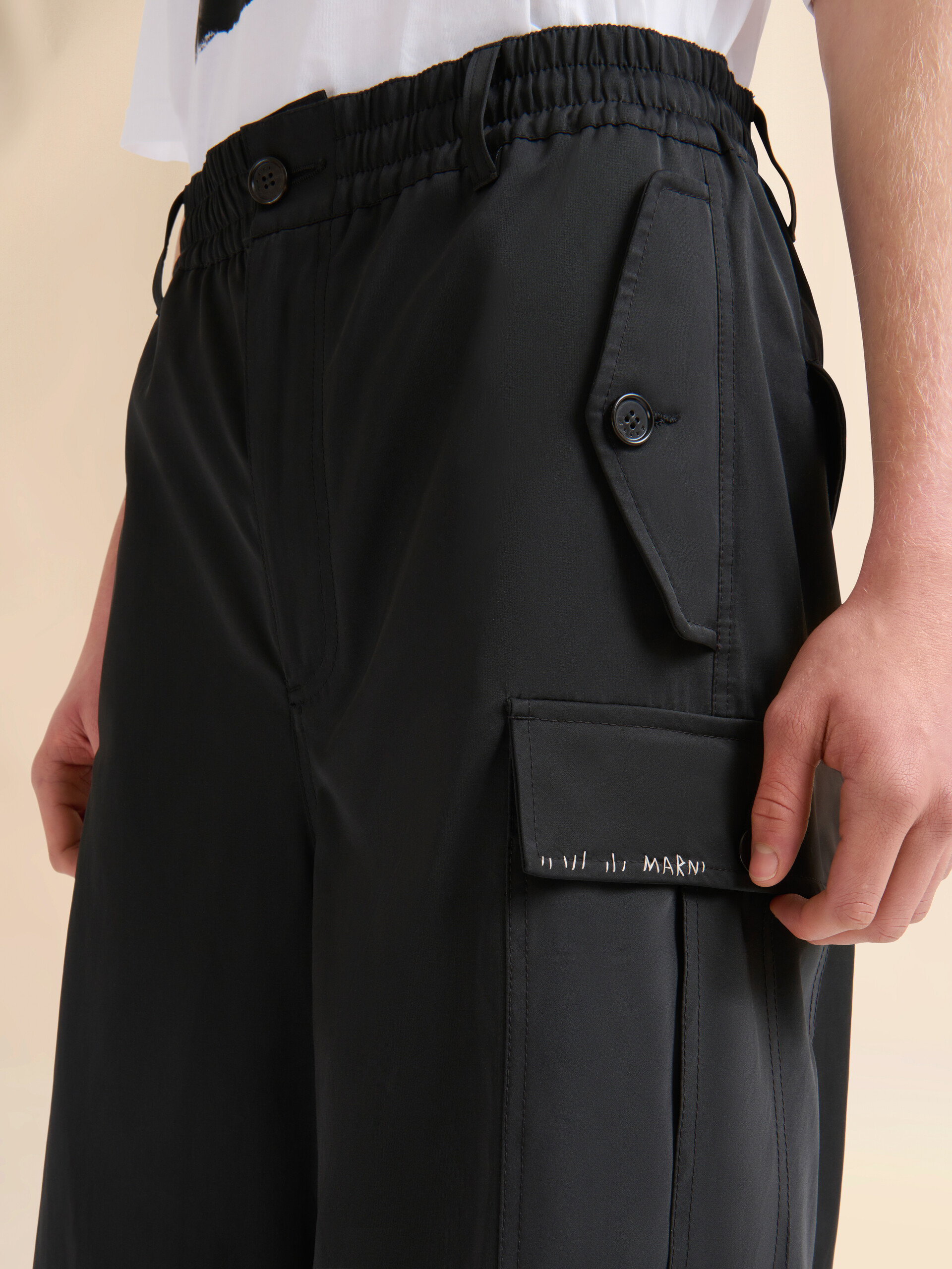 Pantaloni cargo in taffetà idrorepellente nero - Pantaloni - Image 4