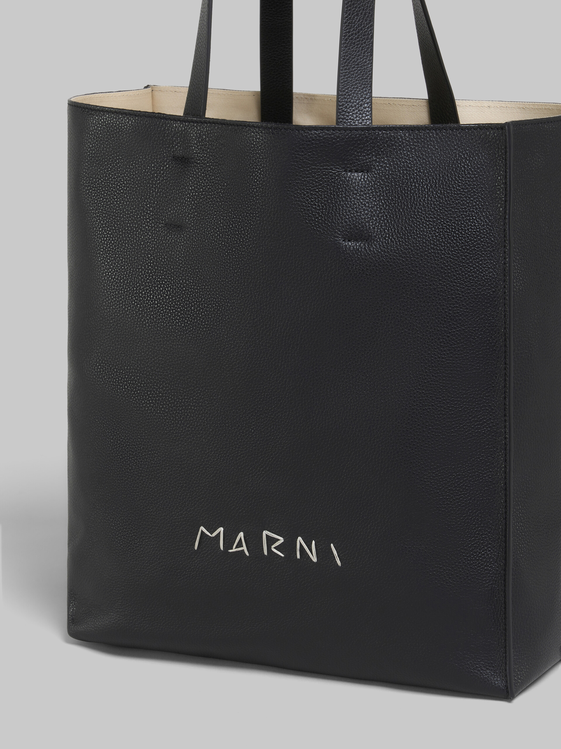 Museo Soft Tote Bag grande in pelle nera con ricamo Marni Symbol - Borse shopping - Image 4