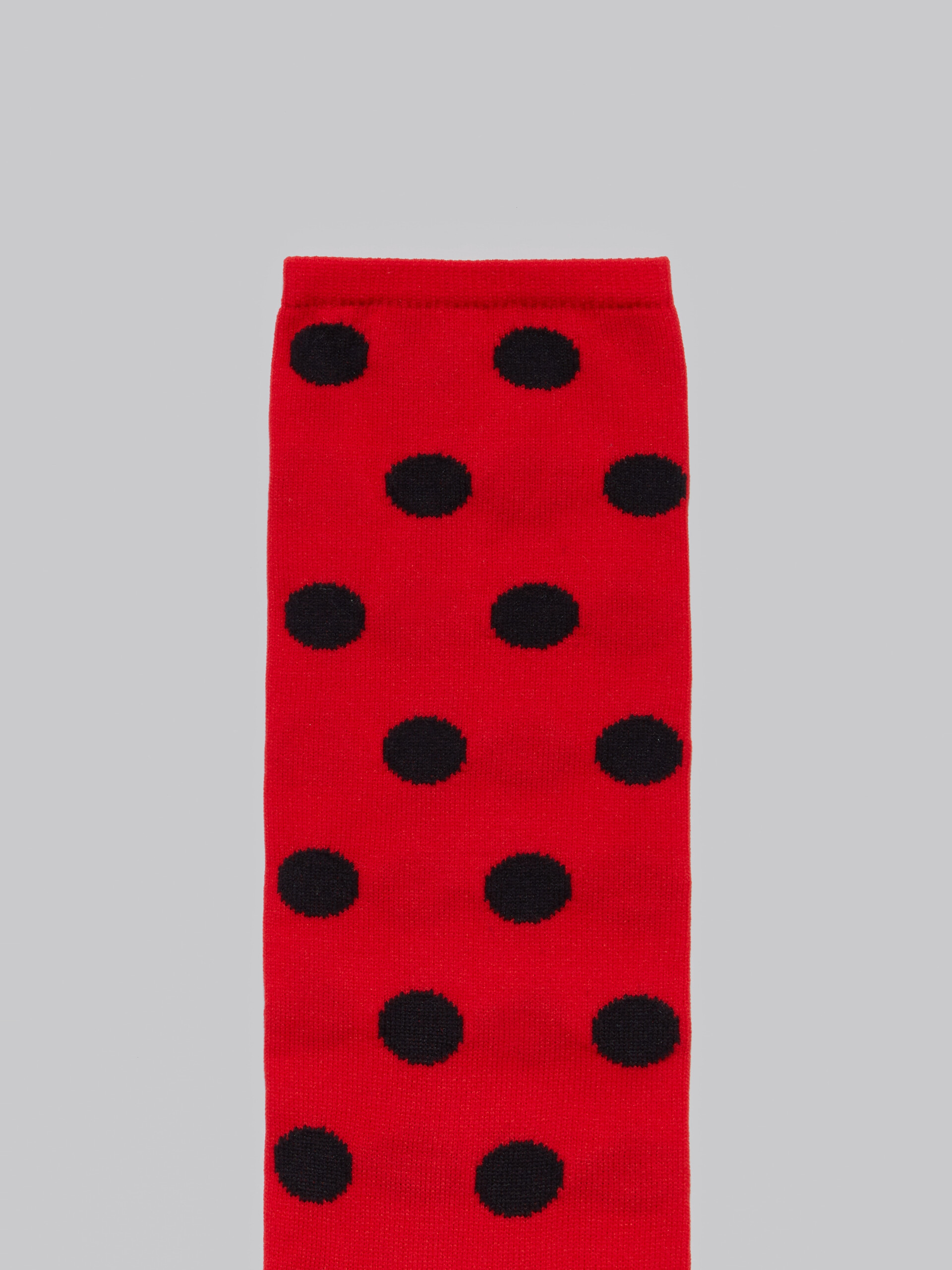 Calcetines de hombre negros con un inserto rojo en las piernas de