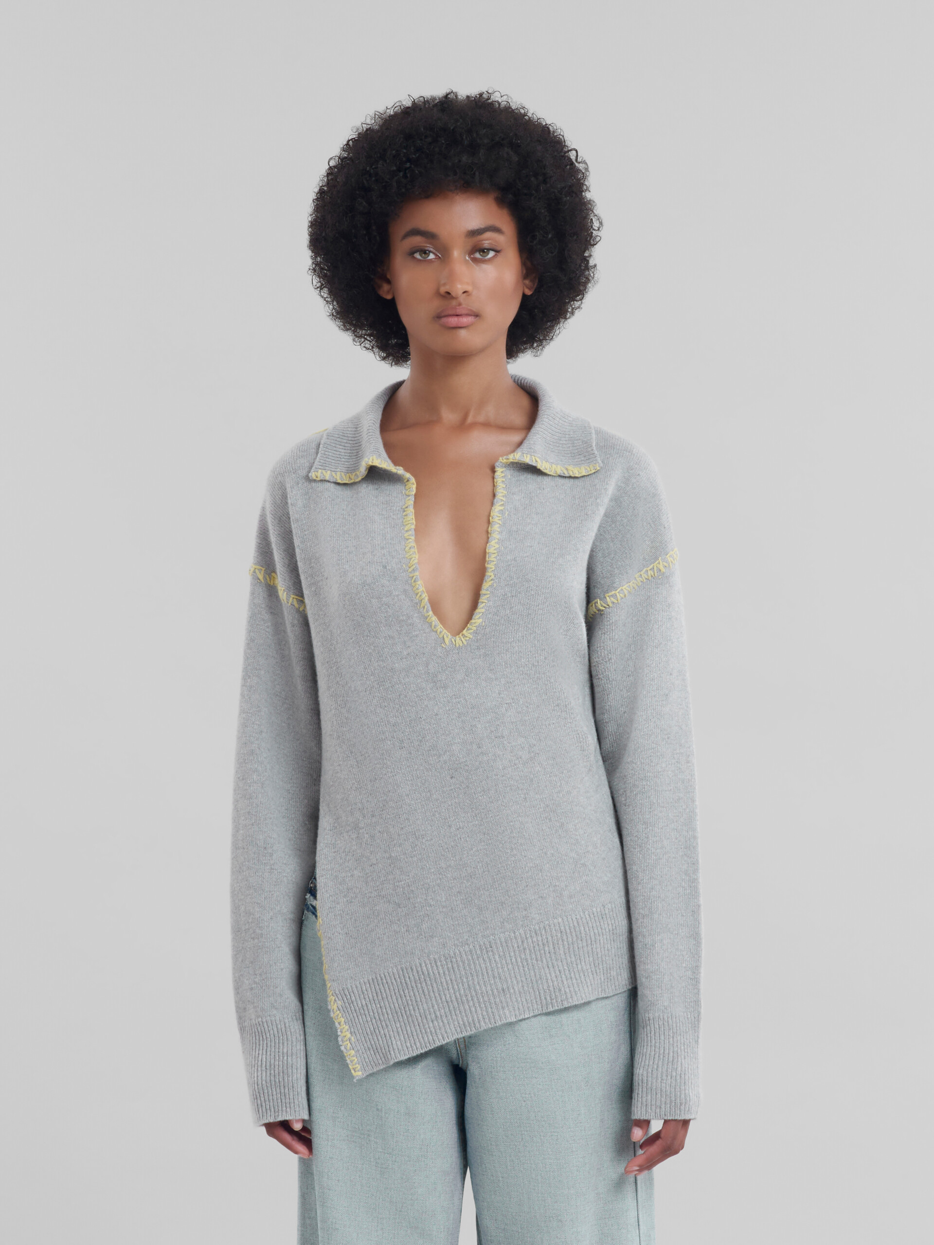 Maglione in cashmere e lana grigio con collo oversize - Maglieria - Image 2