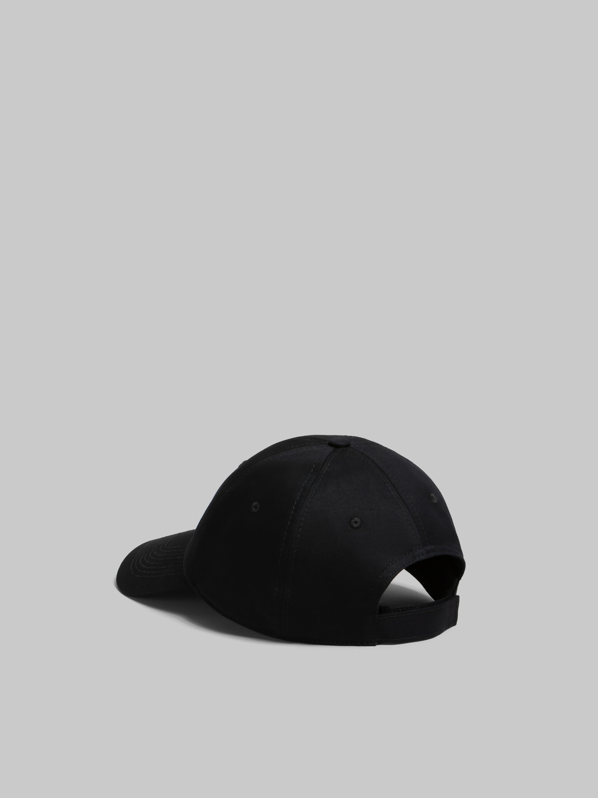 Cappello da baseball in cotone biologico nero con logo ricamato - Cappelli - Image 3
