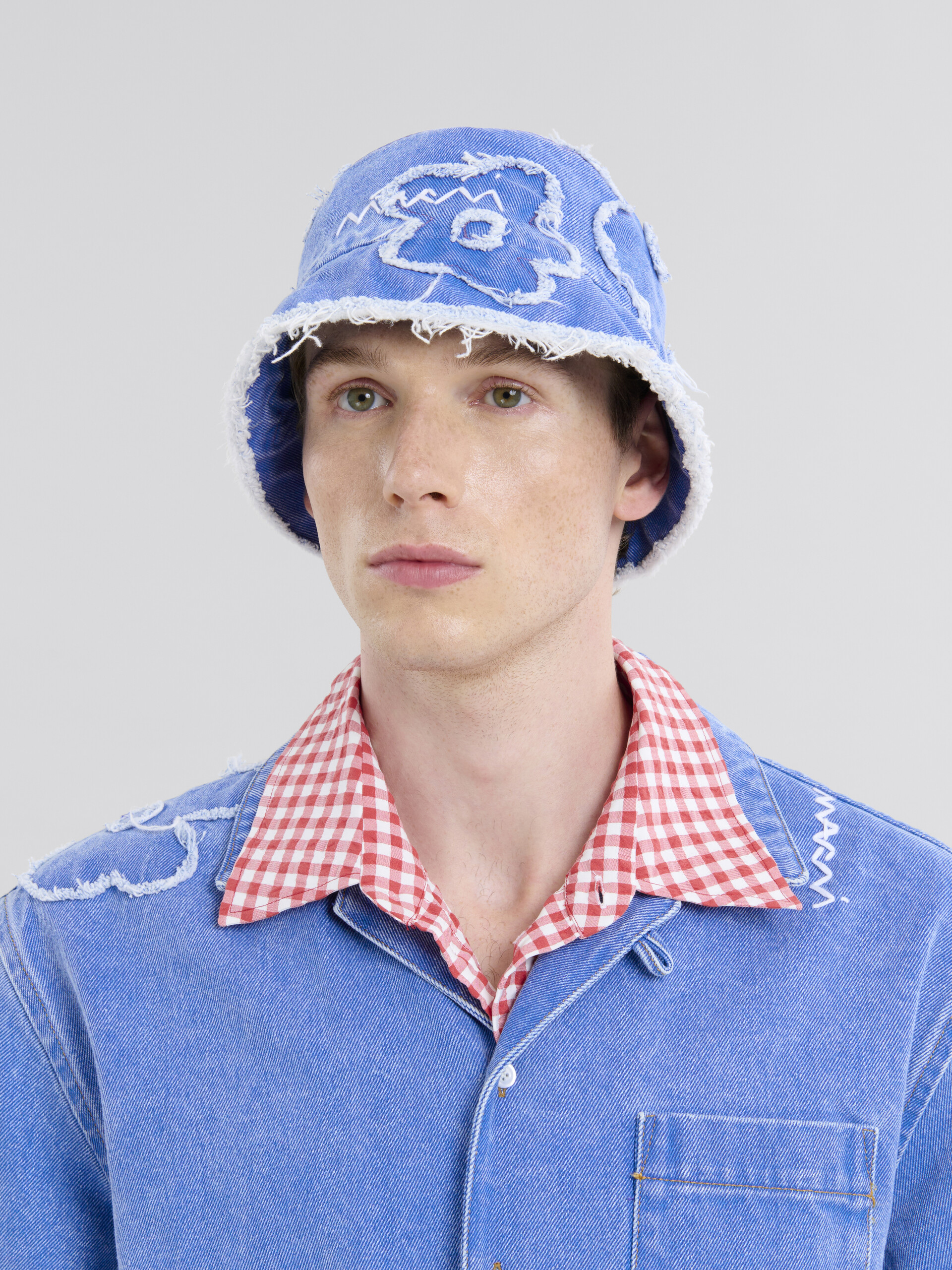 Cappello in denim azzurro con applicazioni - Cappelli - Image 2