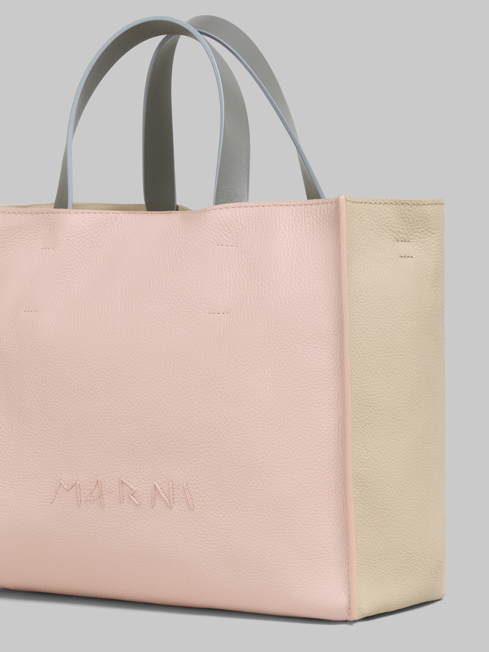 Museo Soft Tote Bag in pelle rosa chiaro e beige con ricamo Marni Symbol - Borse shopping - Image 4