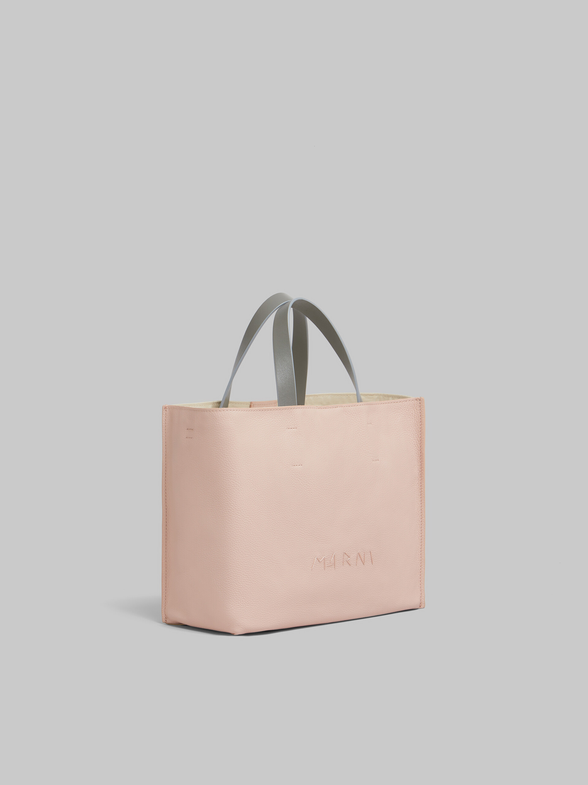 Museo Soft Tote Bag in pelle rosa chiaro e beige con ricamo Marni Symbol - Borse shopping - Image 5