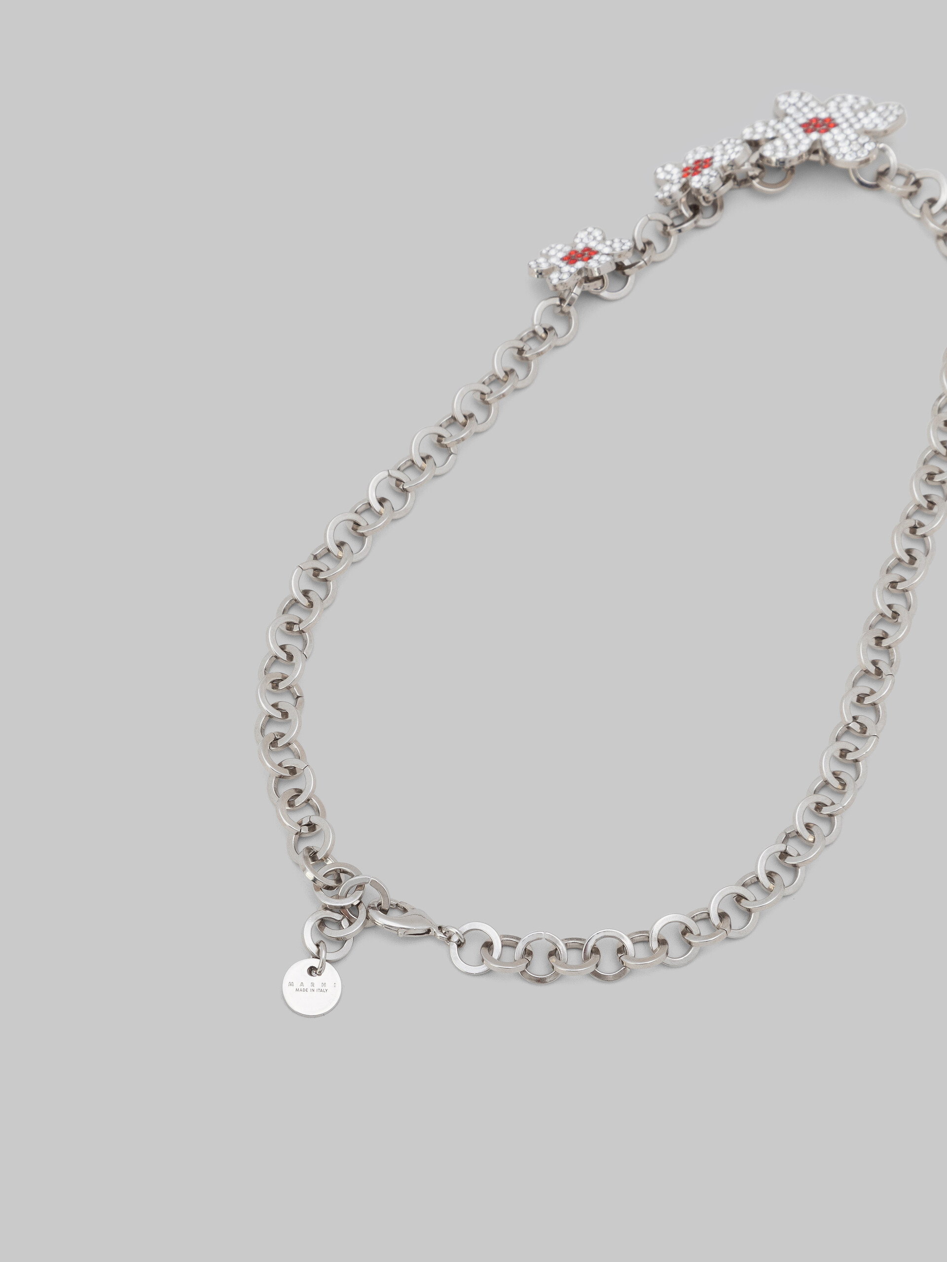 Palladiumfarbene Halskette mit runden Gliedern und Gänseblümchen-Anhängern - Halsketten - Image 4