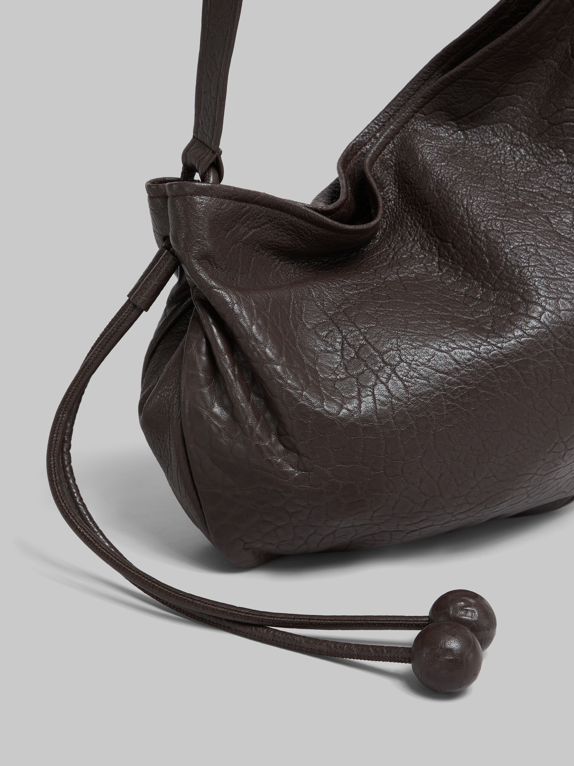 Borsa Hobo piccola in nappa marrone - Borse a spalla - Image 5