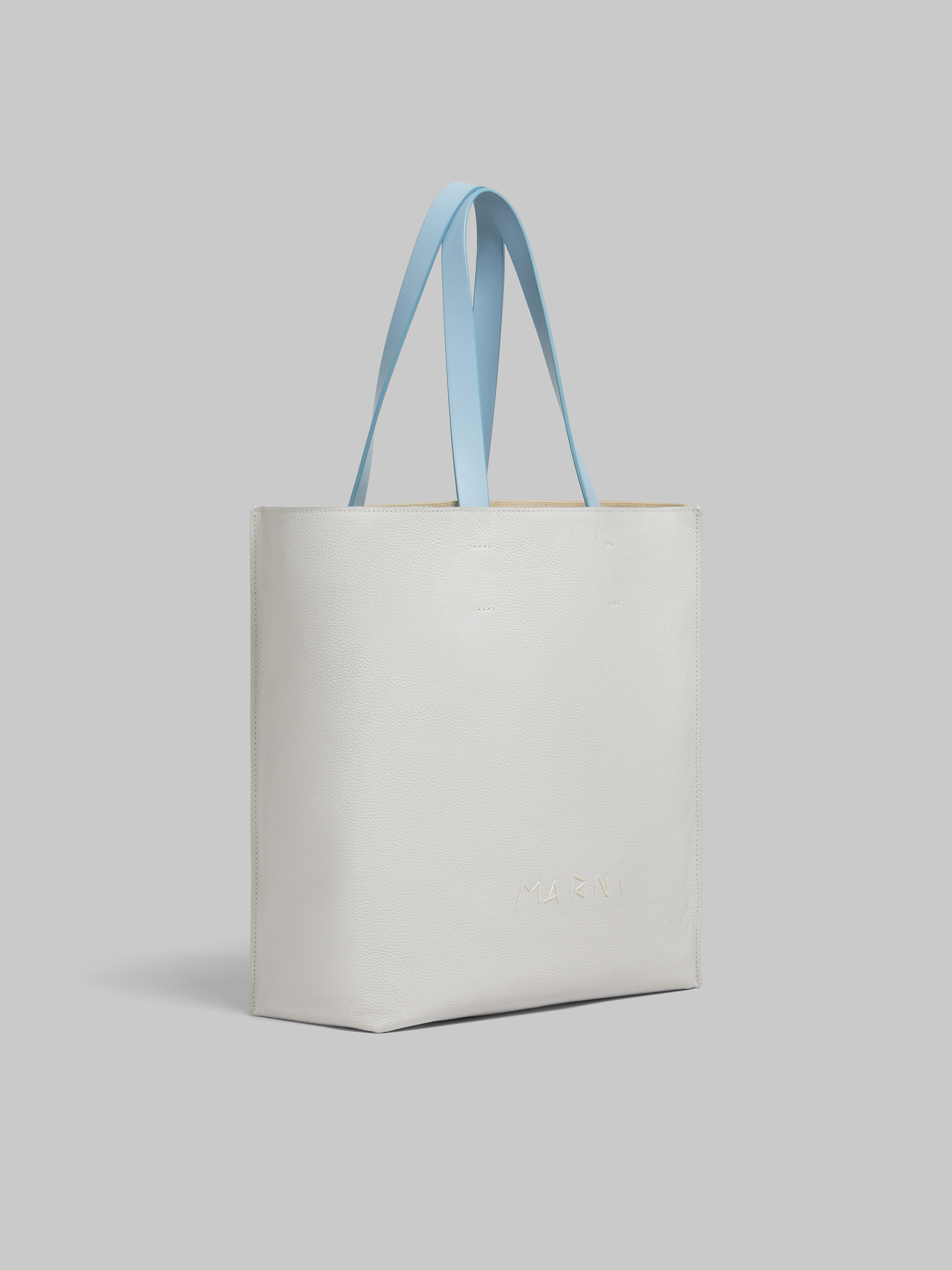 Museo Soft Tote Bag grande in pelle bianca e beige con ricamo Marni Symbol - Borse shopping - Image 6