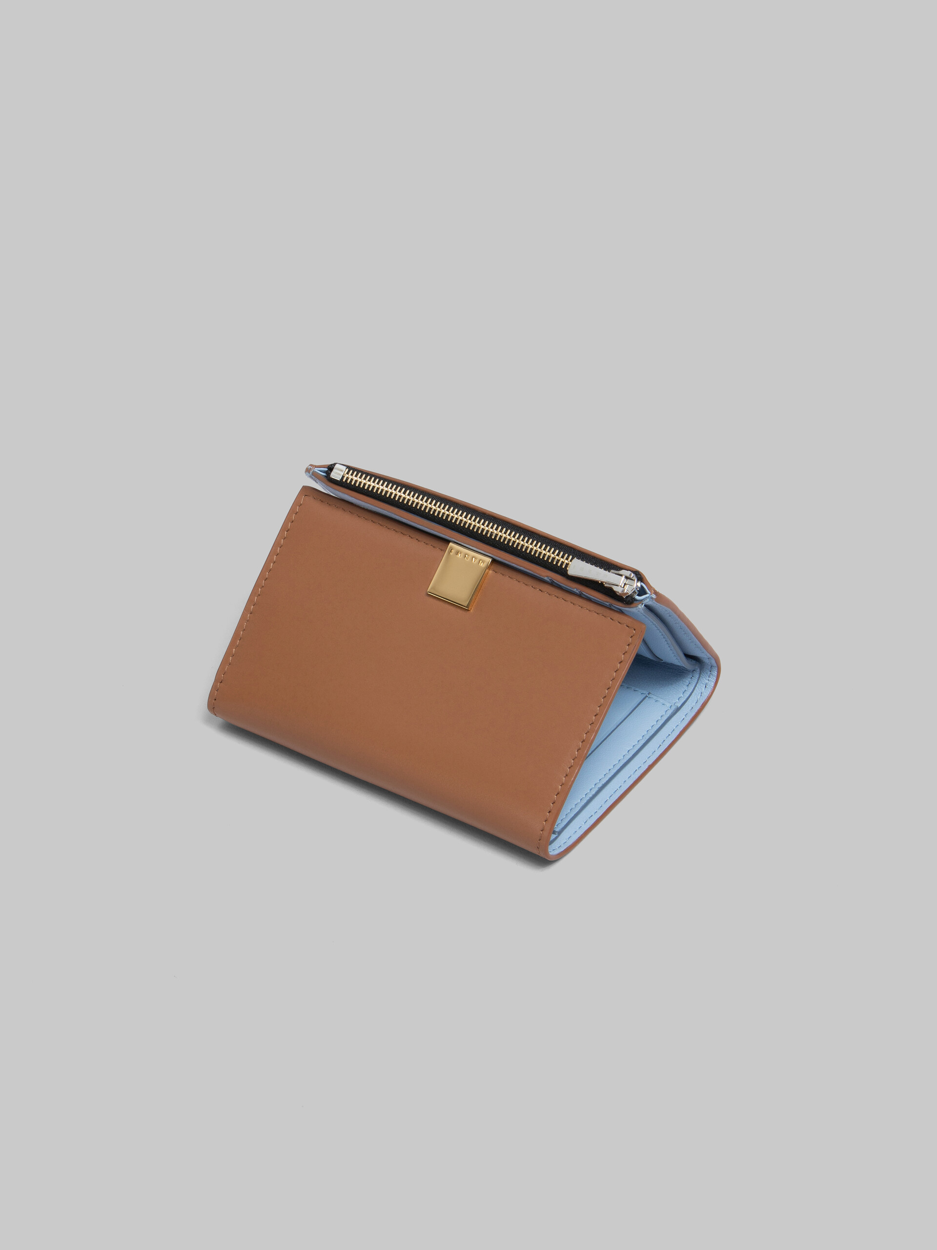 Portafoglio Prisma tri-fold in pelle marrone - Portafogli - Image 4