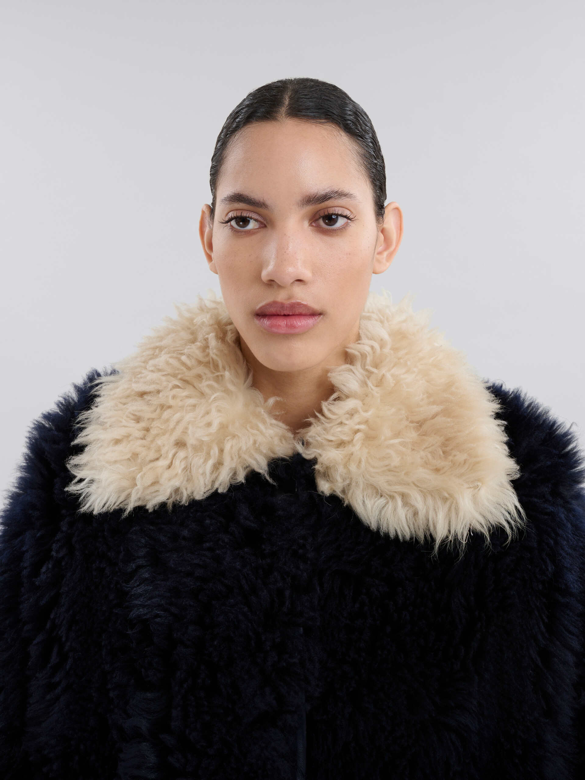 Giacca in shearling a pelo lungo blu navy con finiture a contrasto - Giacche - Image 4