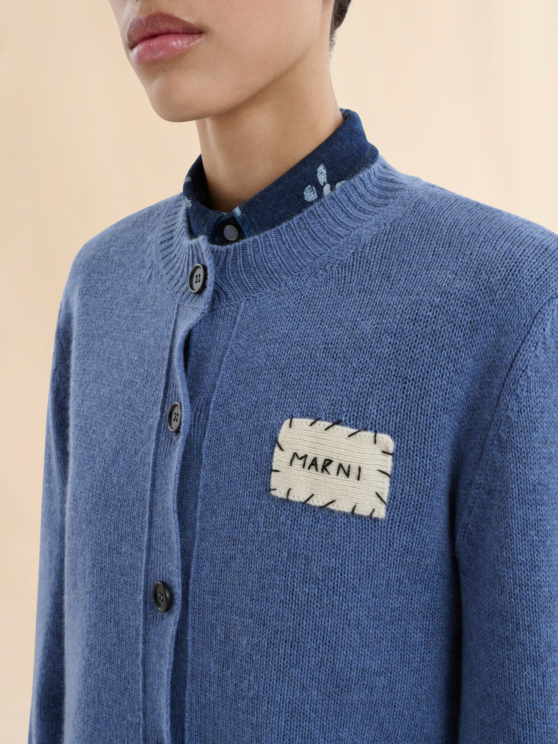 Cardigan in cashmere blu con applicazione Marni - Pullover - Image 4