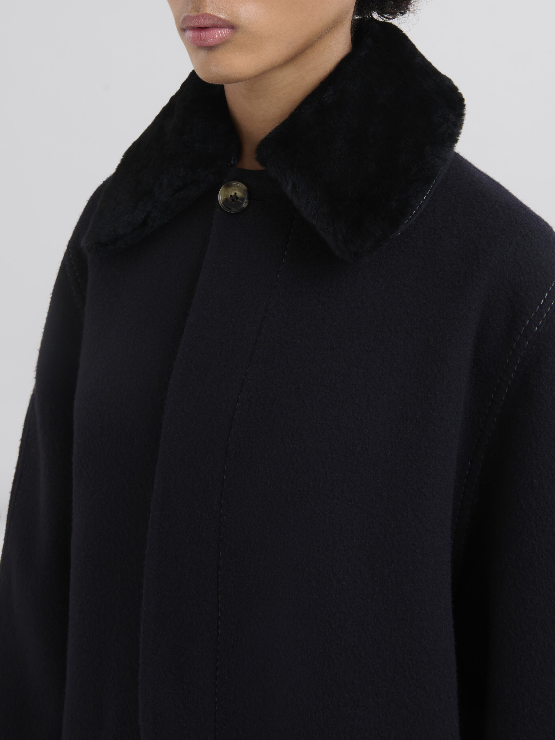 Cappotto in lana cashmere nero con collo in shearling - Cappotti - Image 4