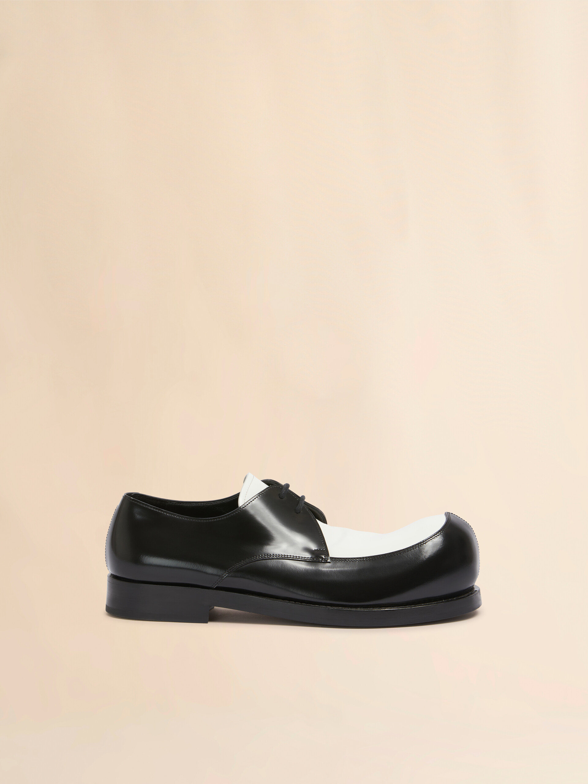 Scarpa Derby New Wave in pelle bianca e nera - Stringate - Image 1