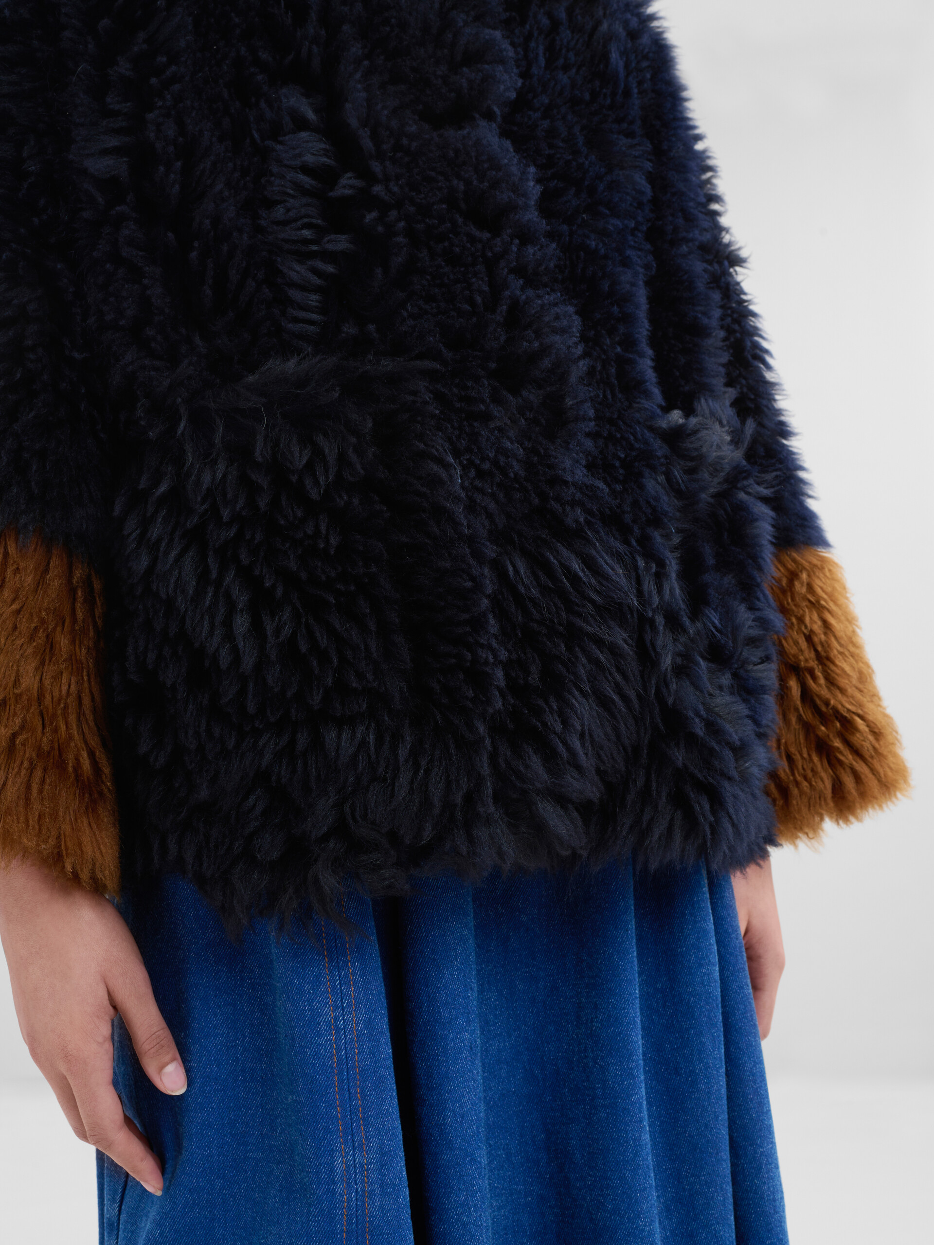 Giacca in shearling a pelo lungo blu navy con finiture a contrasto - Giacche - Image 5