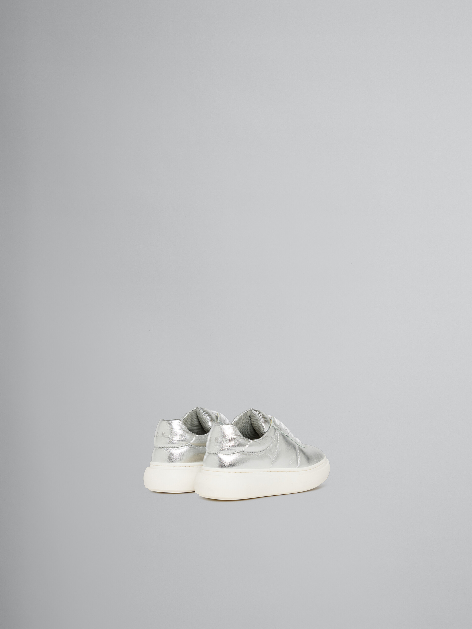 Sneaker imbottita in pelle argentata - Sneakers - Image 3