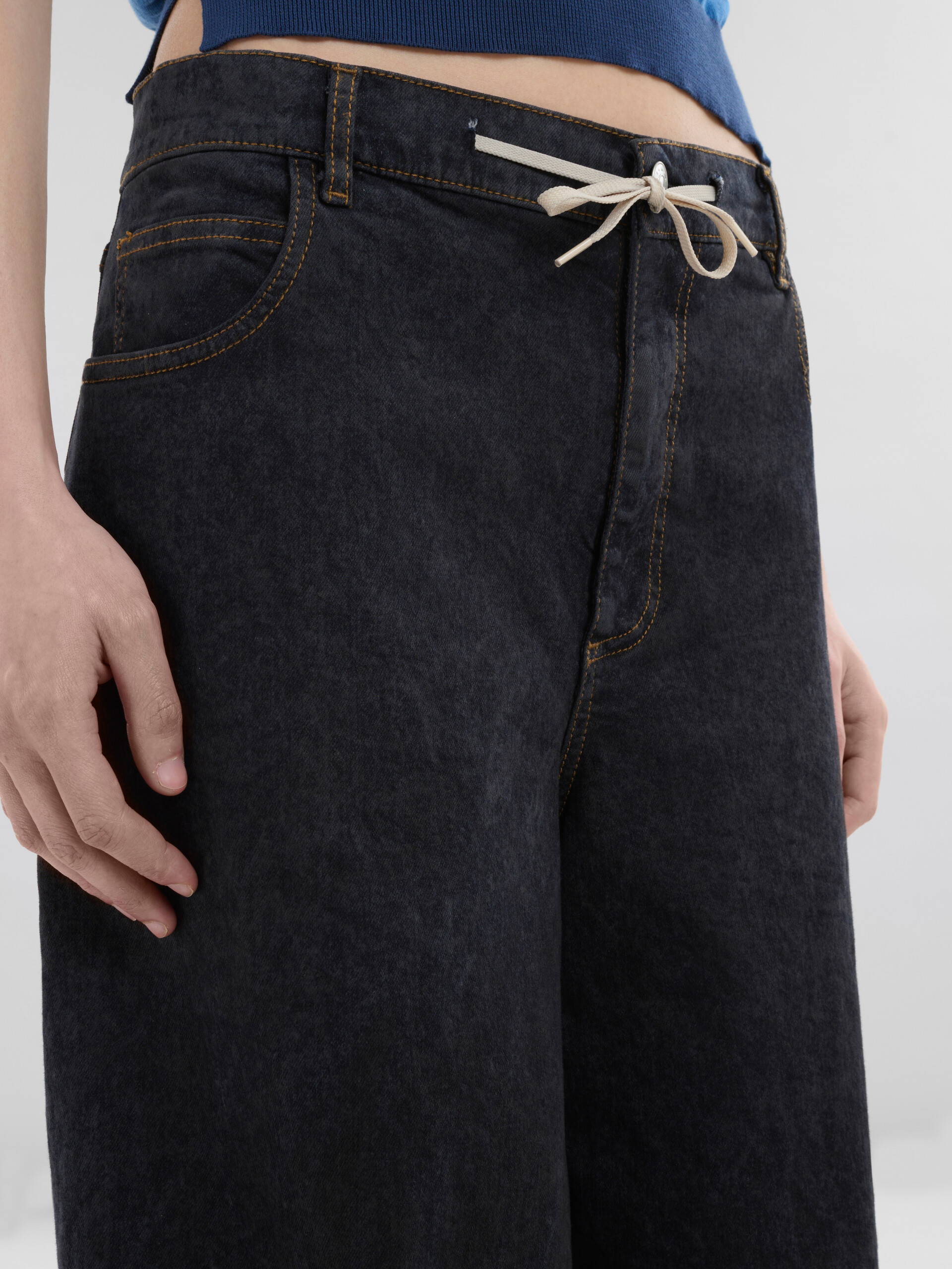 Jeans a gamba larga in denim effetto marmorizzato nero - Pantaloni - Image 4