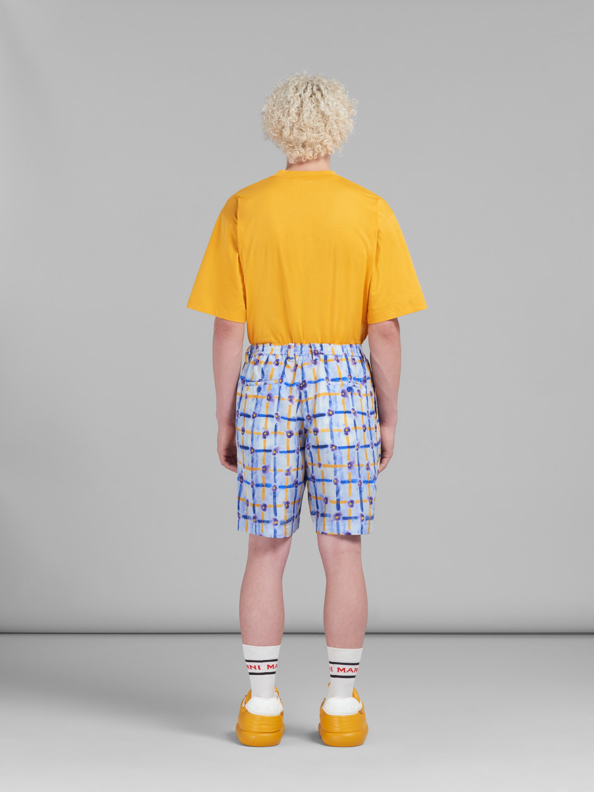 Hellblaue Shorts aus Habotai-Seide mit Kordelzug und Saraband-Print - Hosen - Image 3