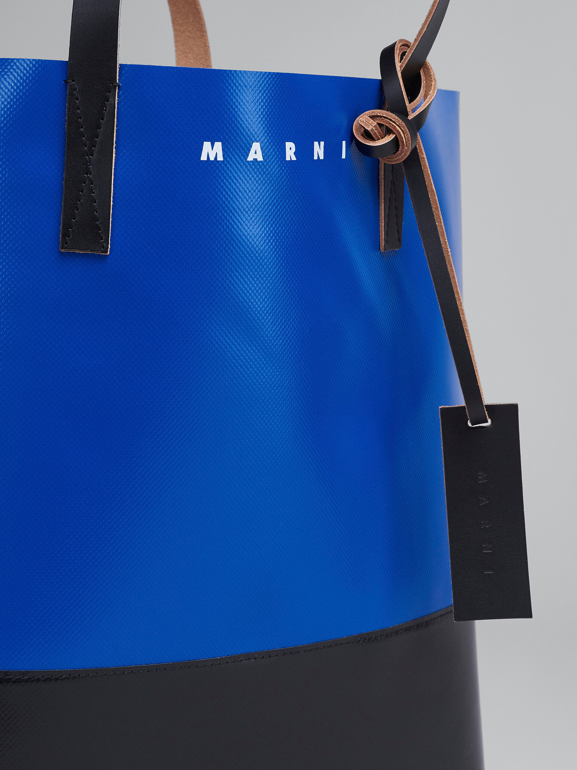 バッグMARNI マルニ PVCショッピングバッグ ブラック&ブルー - トート