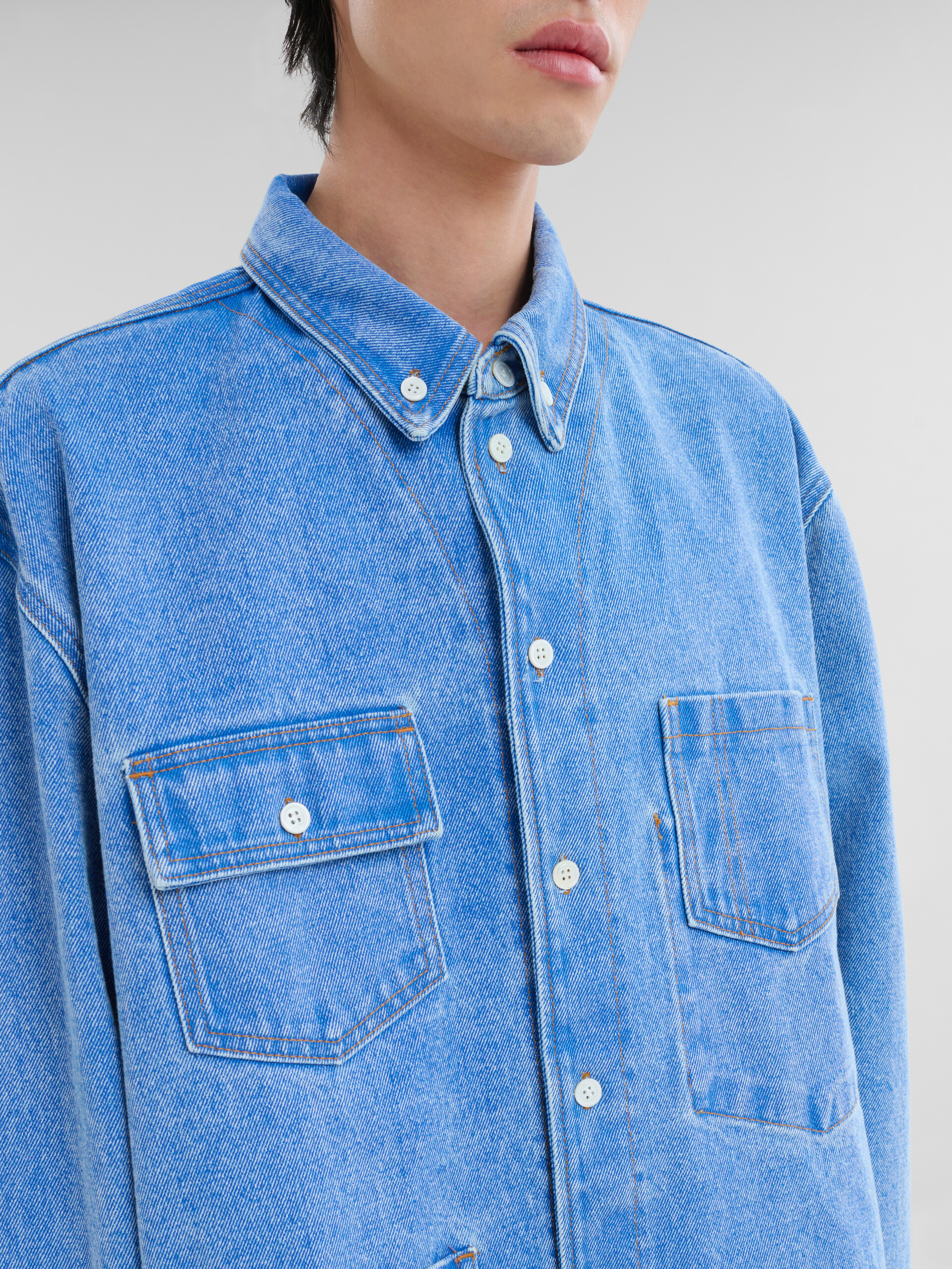 Overshirt in denim biologico blu con tasche - Camicie - Image 4