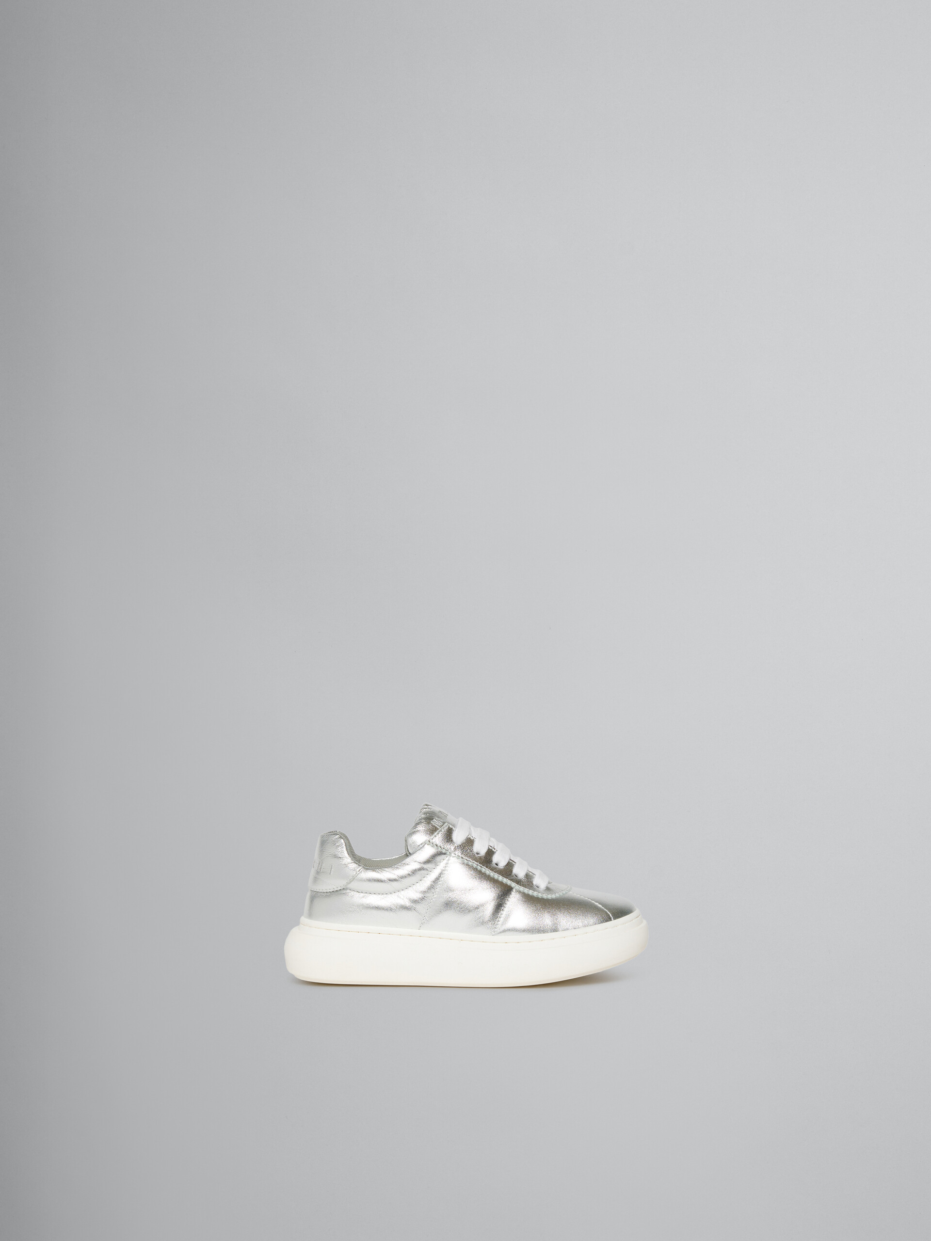 Sneaker imbottita in pelle argentata - Sneakers - Image 1