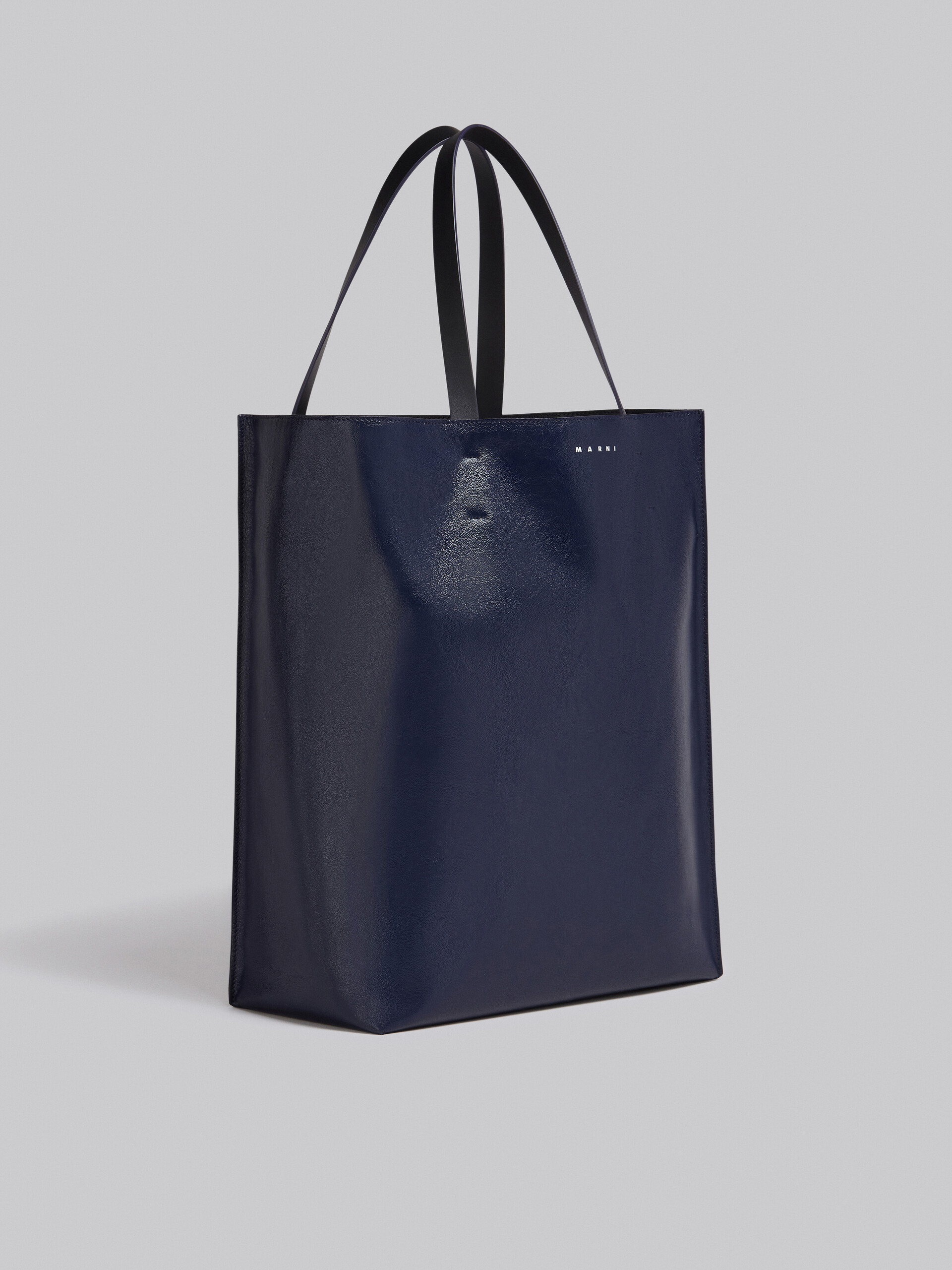 Museo Soft Large Bag in black and blue leather