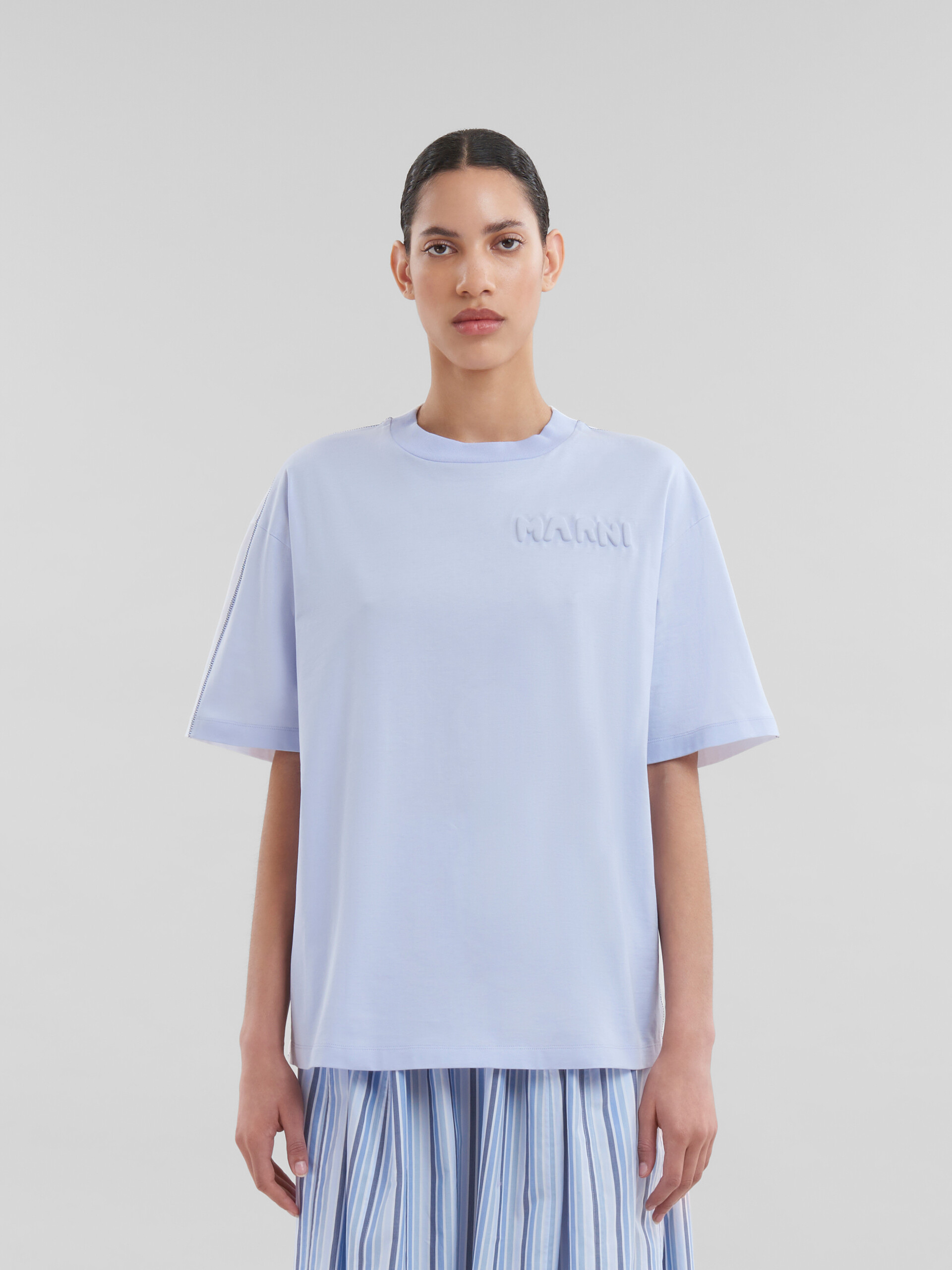 T-shirt linea boxy in cotone biologico blu con logo imbottito - T-shirt - Image 2