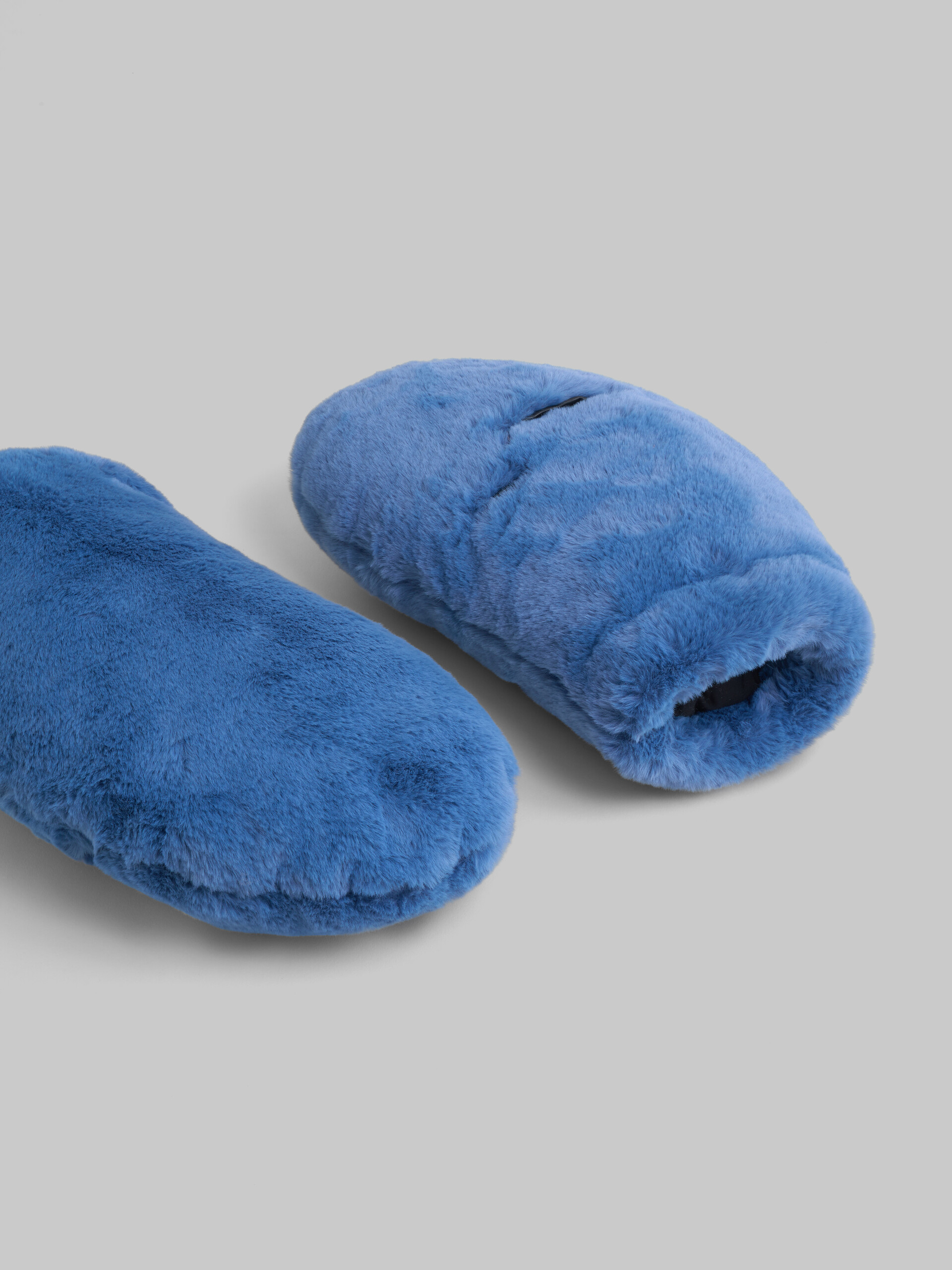 Electric blue padded faux fur mittens | Marni