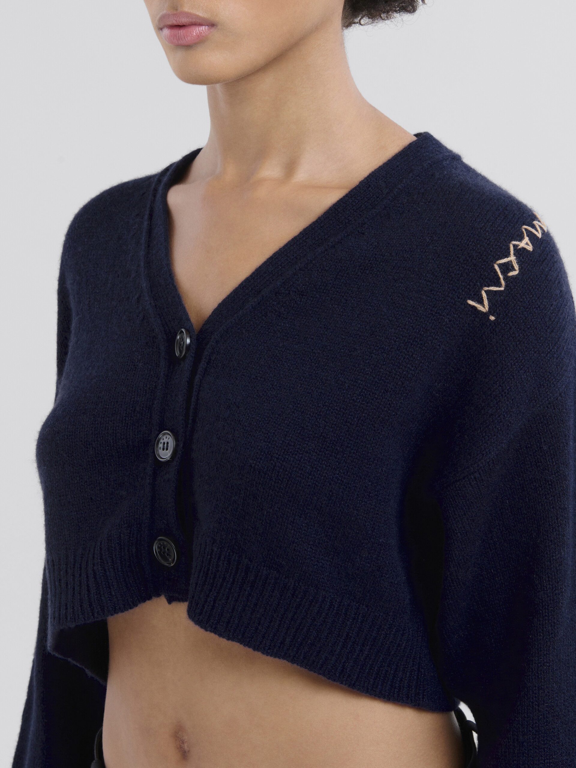 Cardigan crop in cashmere blu con ricamo Marni Symbol - Pullover - Image 4