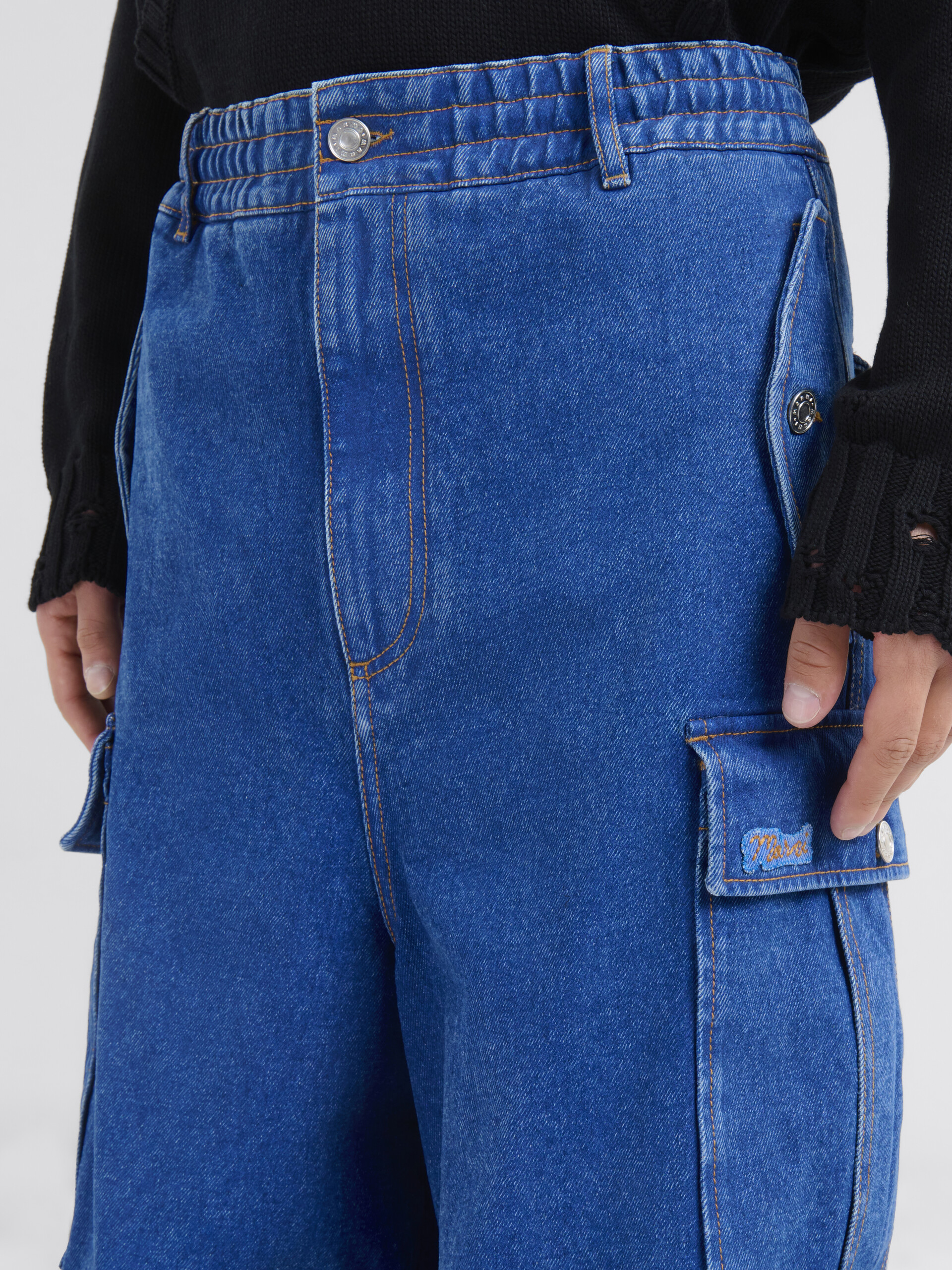 Pantaloni cargo in denim blu scuro con applicazione logo Marni - Pantaloni - Image 4