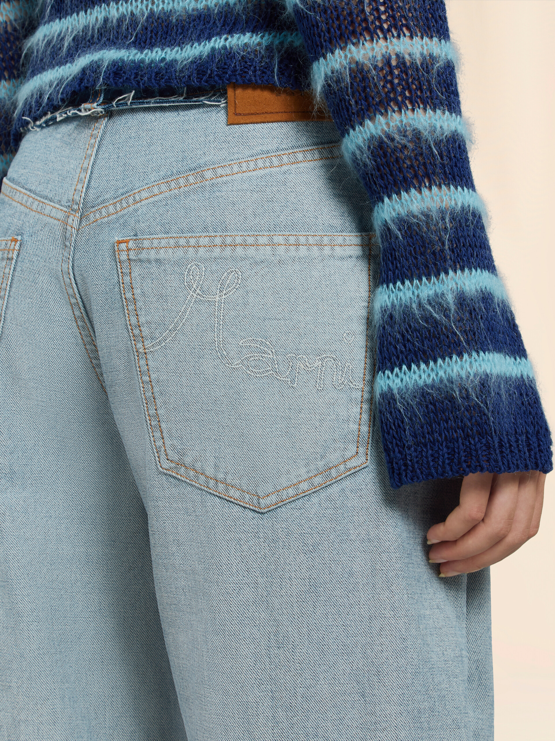 Jeans carrot in denim blu con cuciture interne a vista - Pantaloni - Image 5