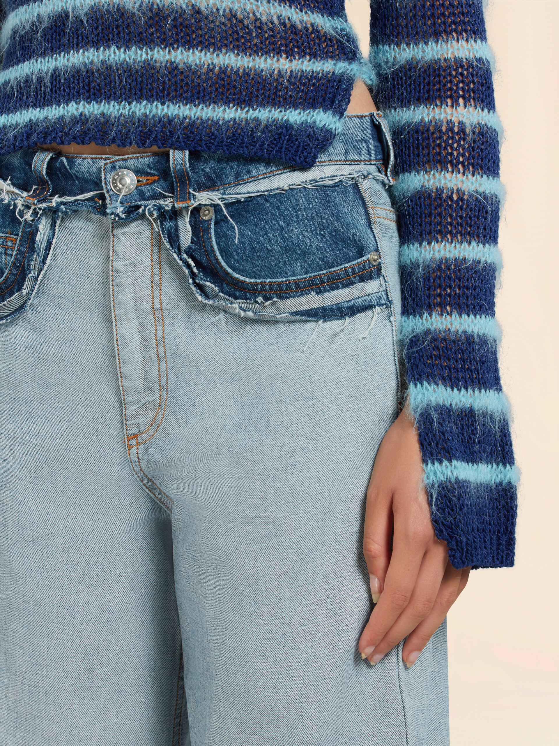 Jeans carrot in denim blu con cuciture interne a vista - Pantaloni - Image 4