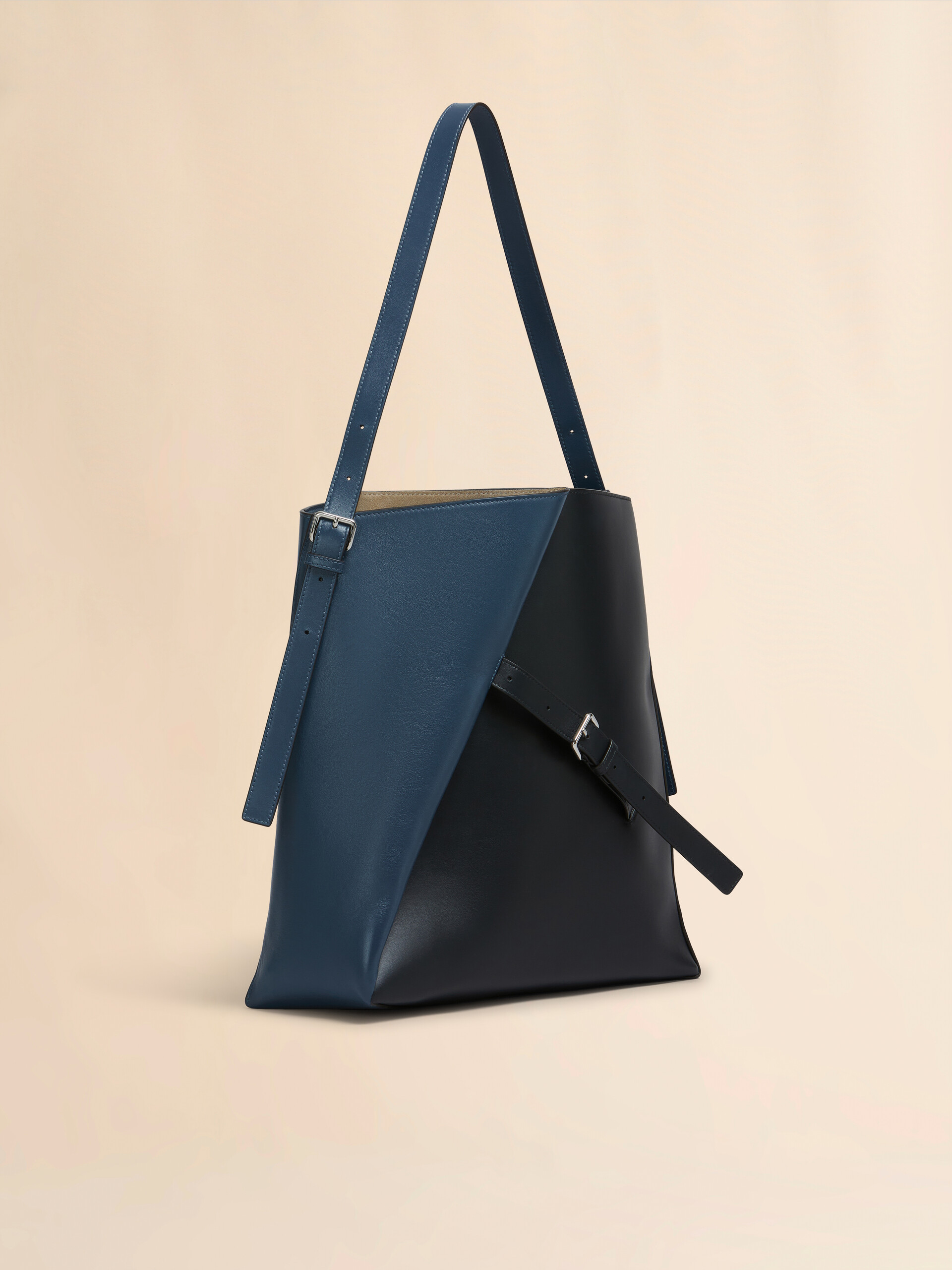 Borsa hobo Reverse in pelle nera e blu scuro - Borse a spalla - Image 5