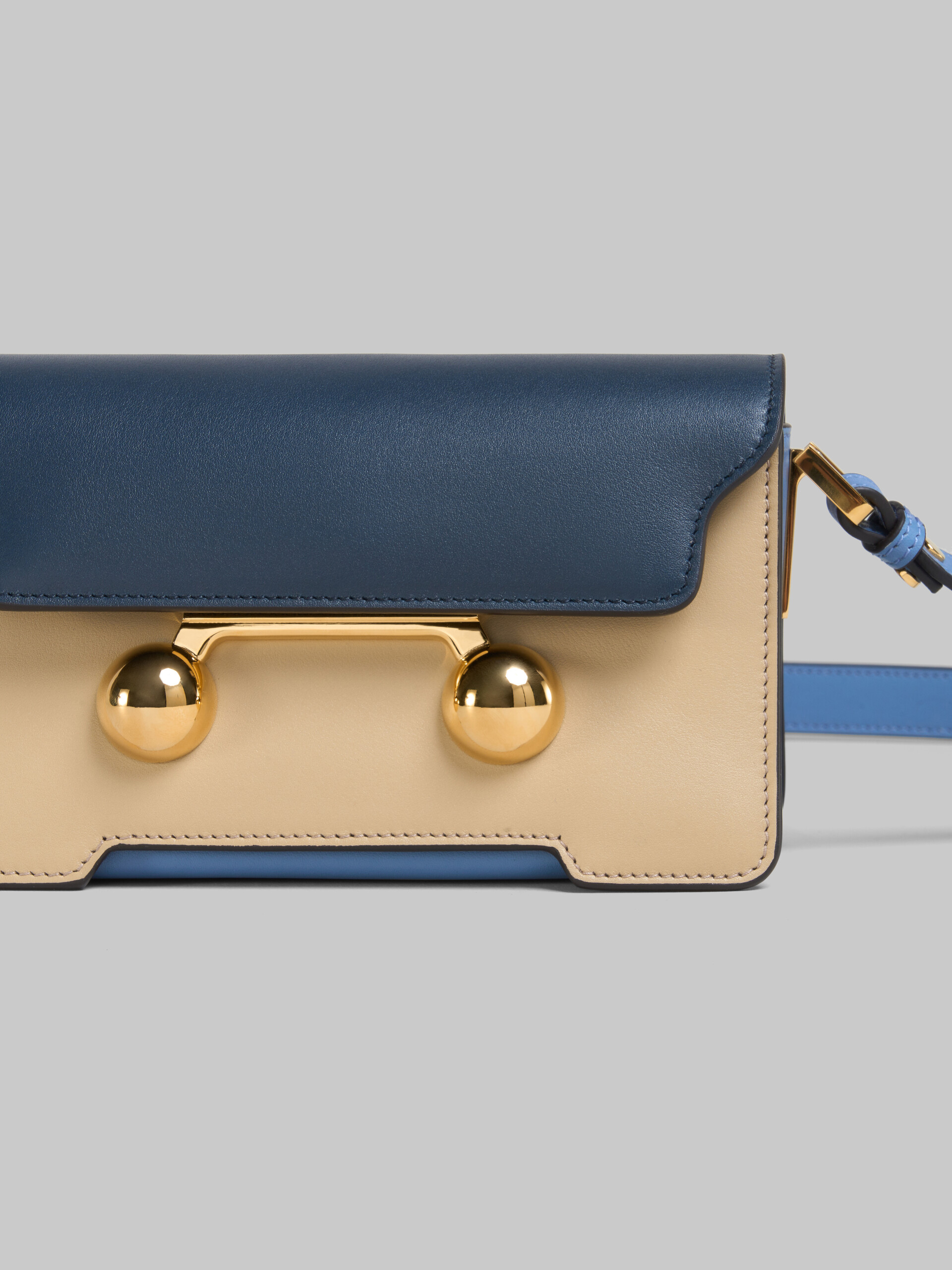 Borsa a spalla Trunkaroo Mini in pelle blu, beige e azzurra - Borse a spalla - Image 4