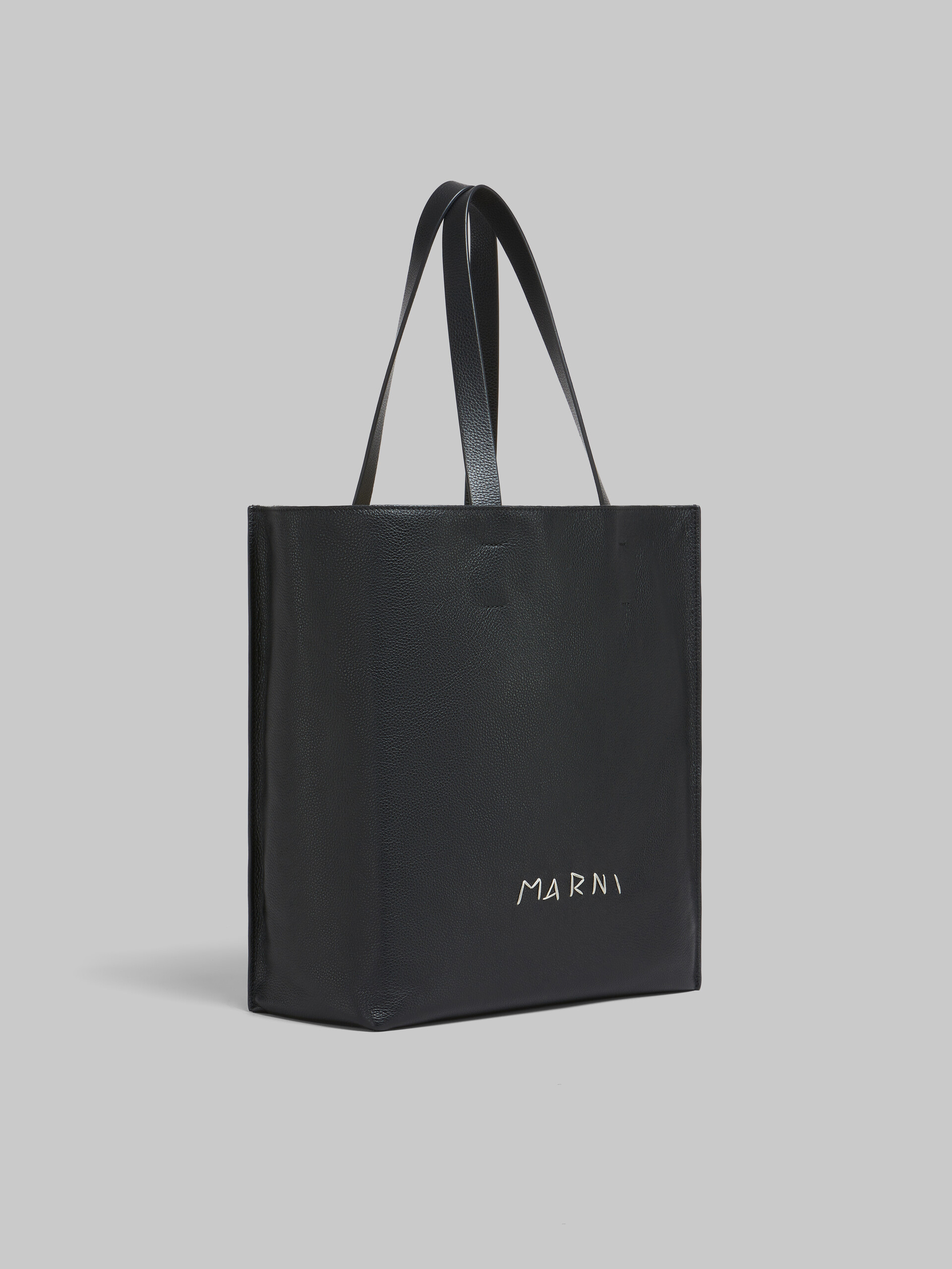 Museo Soft Tote Bag grande in pelle nera con ricamo Marni Symbol - Borse shopping - Image 5