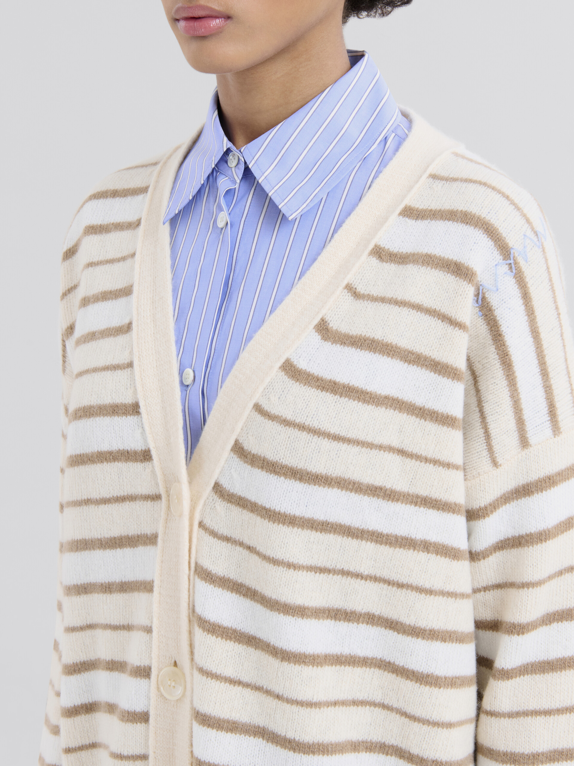 Cardigan a V in misto cashmere bianco avorio a righe - Pullover - Image 4