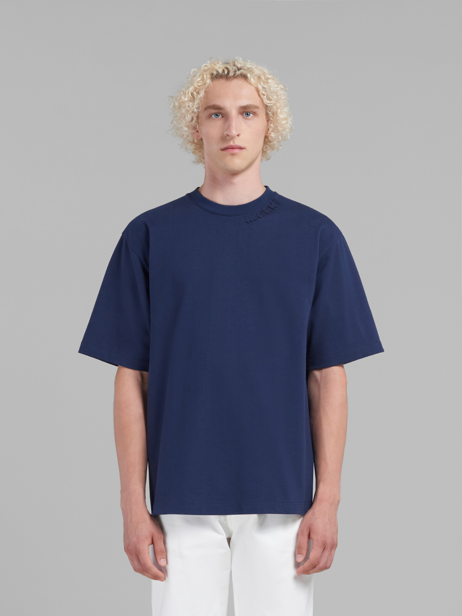 ブルー マルニパッチ付き オーガニックコットン製オーバーサイズTシャツ