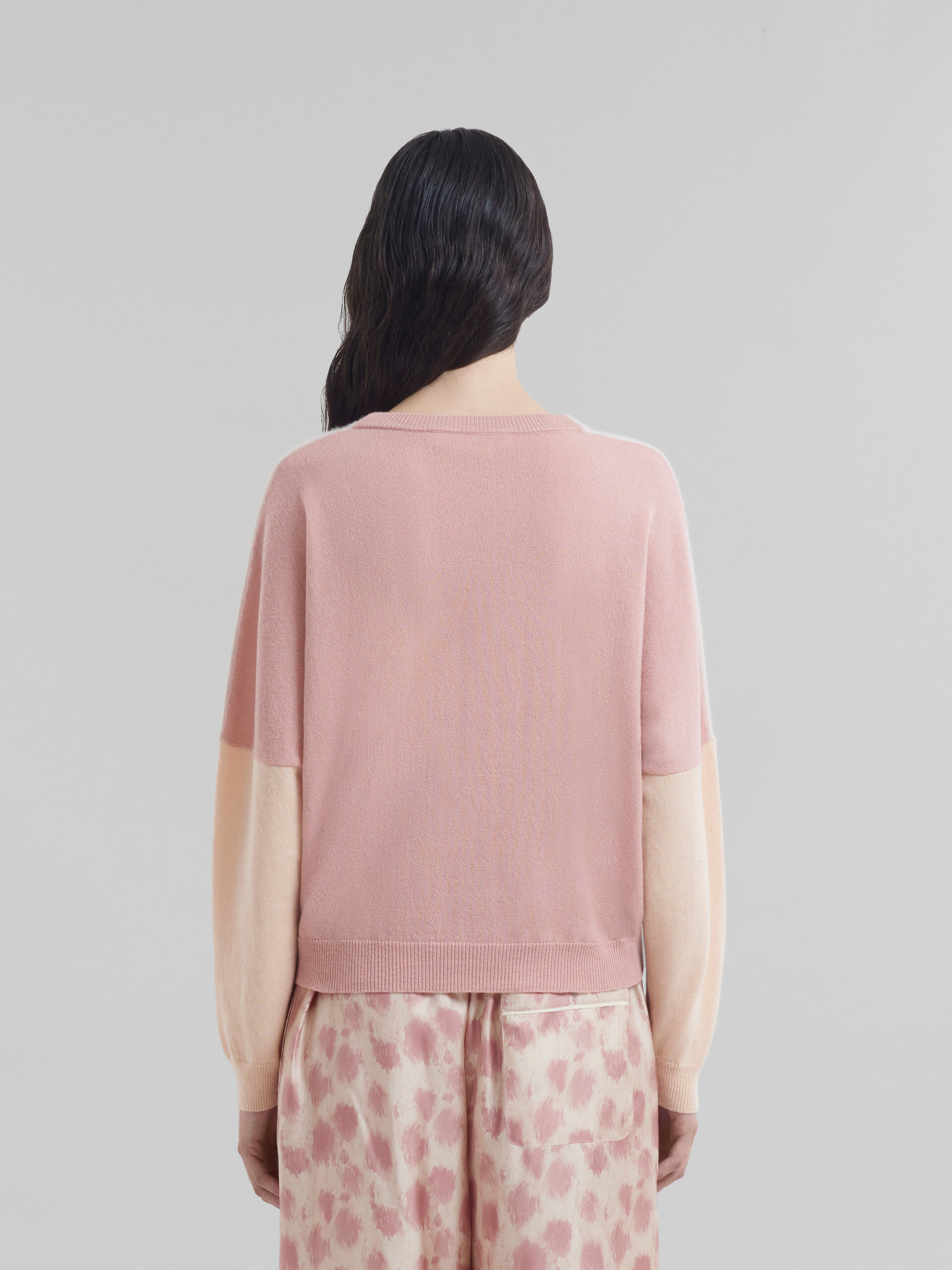 Maglia a V in lana e cashmere rosa pesca color block - Pullover - Image 3