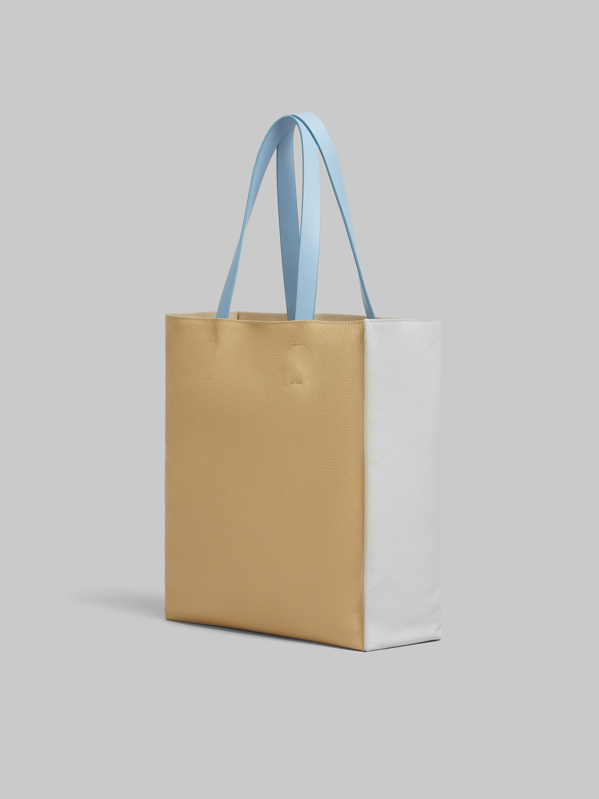 Museo Soft Tote Bag grande in pelle bianca e beige con ricamo Marni Symbol - Borse shopping - Image 3