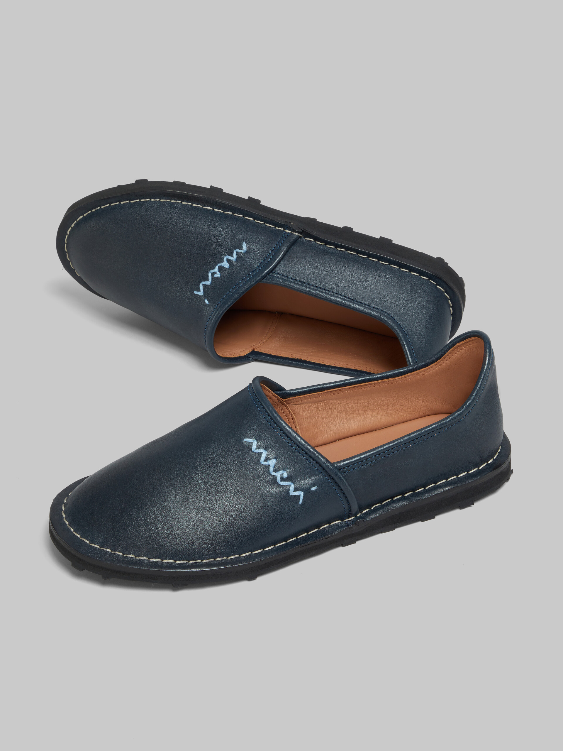 Mocassino slip on in pelle blu con ricamo Marni Symbol - Stringate - Image 5