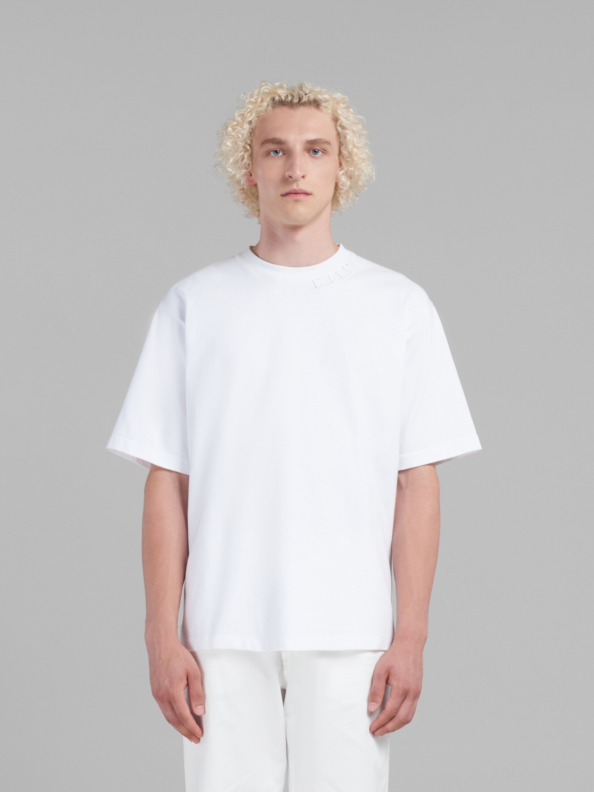 ホワイト マルニパッチ付き オーガニックコットン製オーバーサイズTシャツ